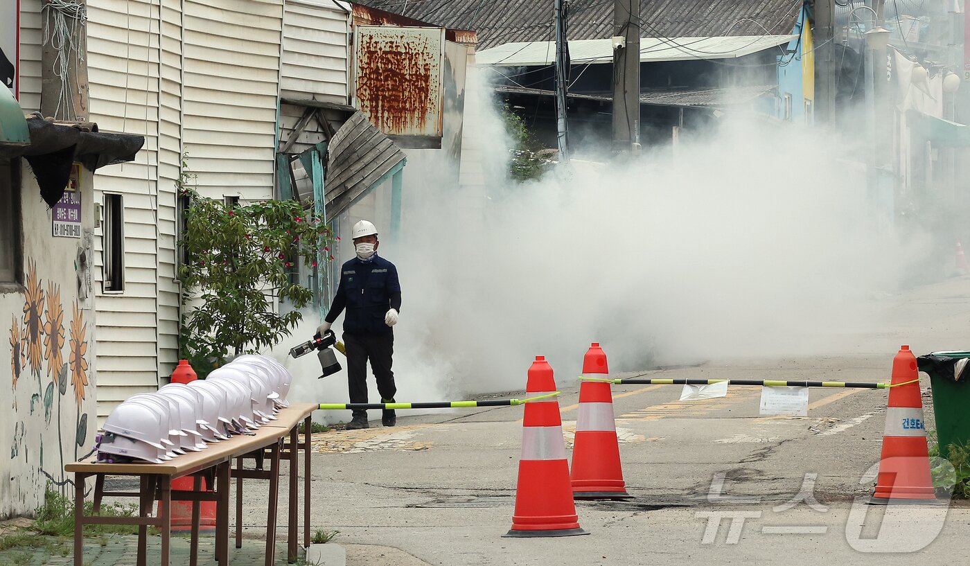 본문 이미지 - 오세훈 서울시장이 9일 오전 서울 마지막 판자촌인 노원구 백사마을 철거 현장을 찾아 재개발 상황을 점검했다. 사진은 이날 오전 방역 작업이 한창인 노원구 백사마을 철거 현장. 2025.9.9/뉴스1 ⓒ News1 김진환 기자