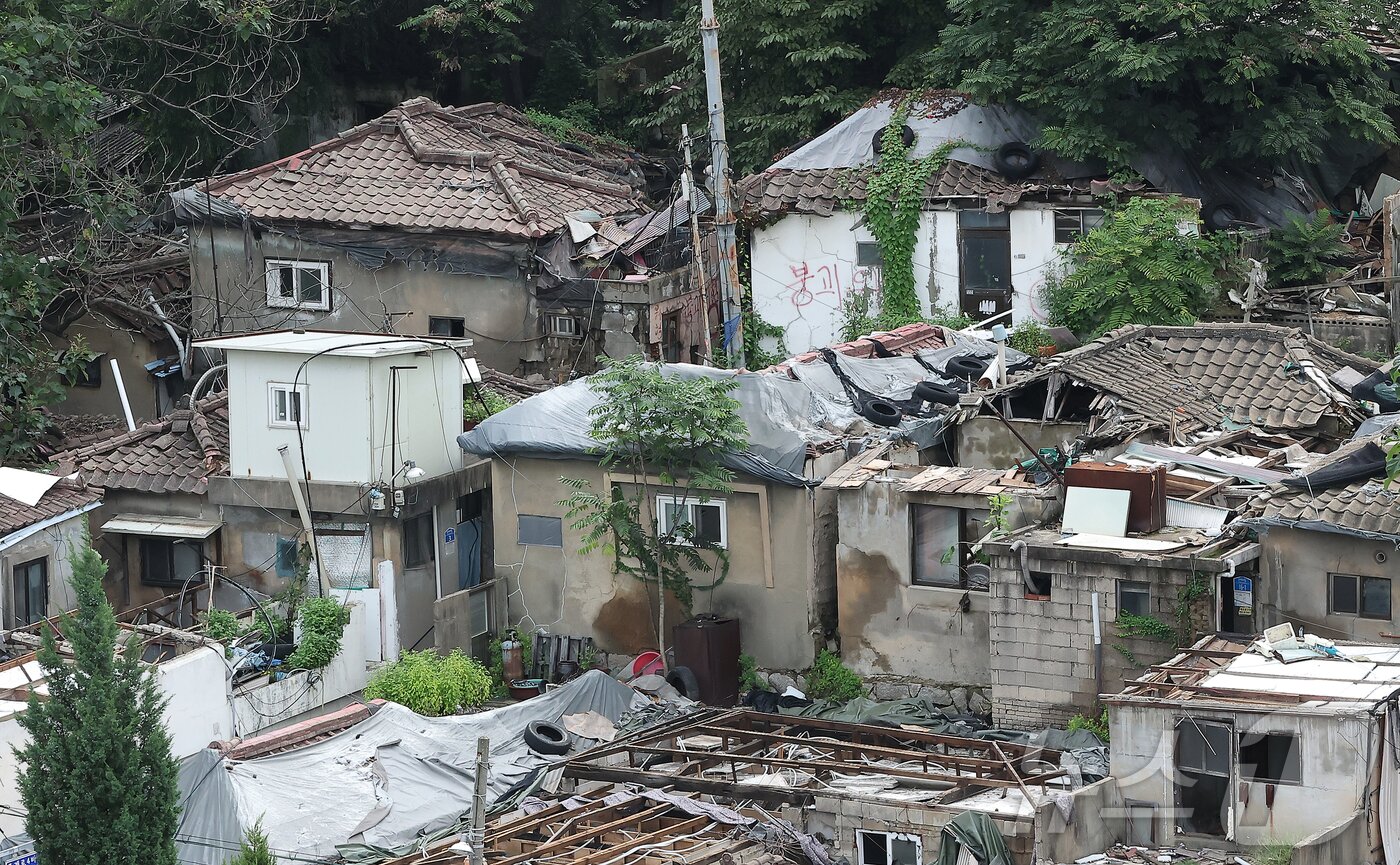 본문 이미지 - 오세훈 서울시장이 9일 오전 서울 마지막 판자촌인 노원구 백사마을 철거 현장을 찾아 재개발 상황을 점검했다. 사진은 이날 오전 노원구 백사마을 철거 현장. 2025.9.9/뉴스1 ⓒ News1 김진환 기자
