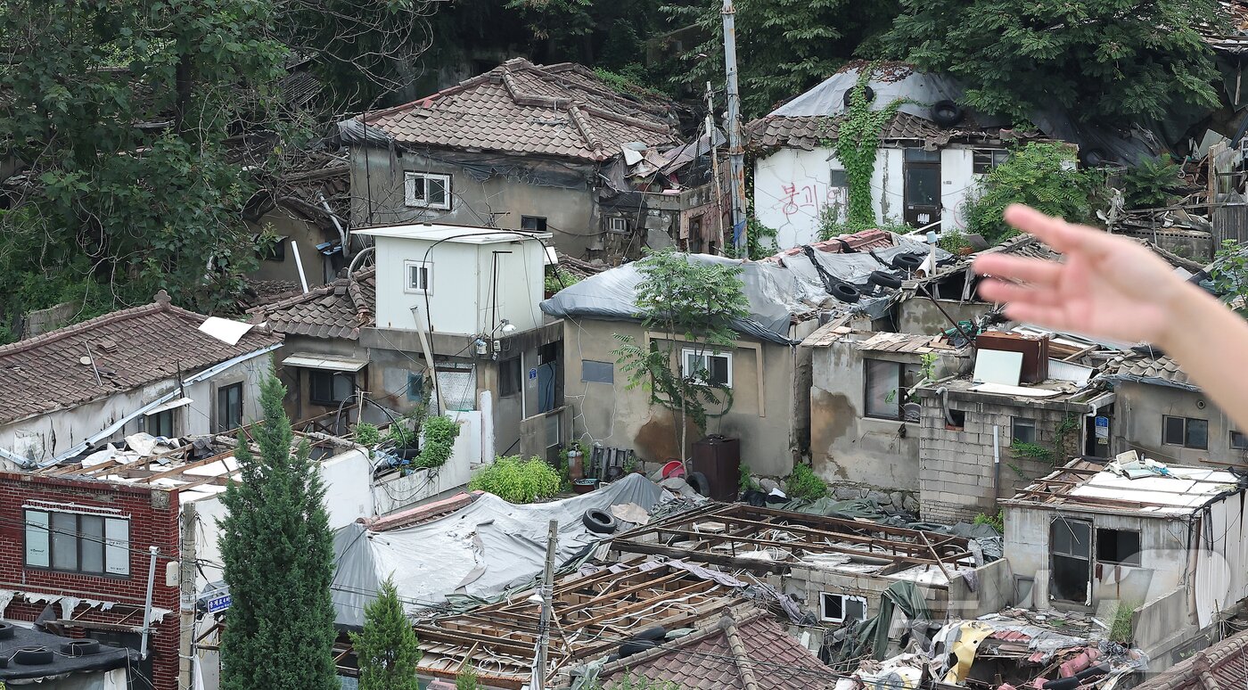 본문 이미지 - 오세훈 서울시장이 9일 오전 서울 마지막 판자촌인 노원구 백사마을 철거 현장을 찾아 재개발 상황을 점검했다. 사진은 이날 오전 노원구 백사마을 철거 현장의 모습. 2025.9.9/뉴스1 ⓒ News1 김진환 기자