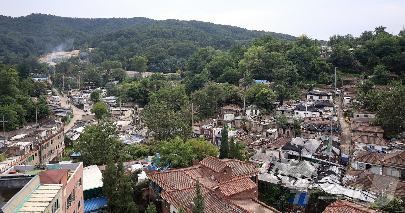 본문 이미지 - 오세훈 서울시장이 9일 오전 서울 마지막 판자촌인 노원구 백사마을 철거 현장을 찾아 재개발 상황을 점검했다. 사진은 이날 오전 노원구 백사마을 철거 현장의 모습. 2025.9.9/뉴스1 ⓒ News1 김진환 기자