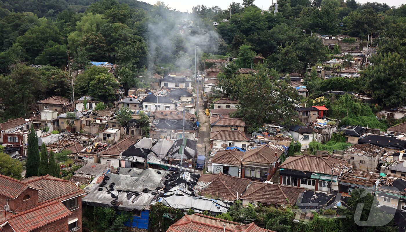 본문 이미지 - 오세훈 서울시장이 9일 오전 서울 마지막 판자촌인 노원구 백사마을 철거 현장을 찾아 재개발 상황을 점검했다. 서울시는 분양·임대를 구분하지 않는 소셜믹스 방식으로 26개 동, 3천178세대 규모의 공동주택을 조성해 사회통합의 상징 공간으로 만들 계획이다. 사진은 이날 오전 노원구 백사마을 철거 현장의 모습. 2025.9.9/뉴스1 ⓒ News1 김진환 기자
