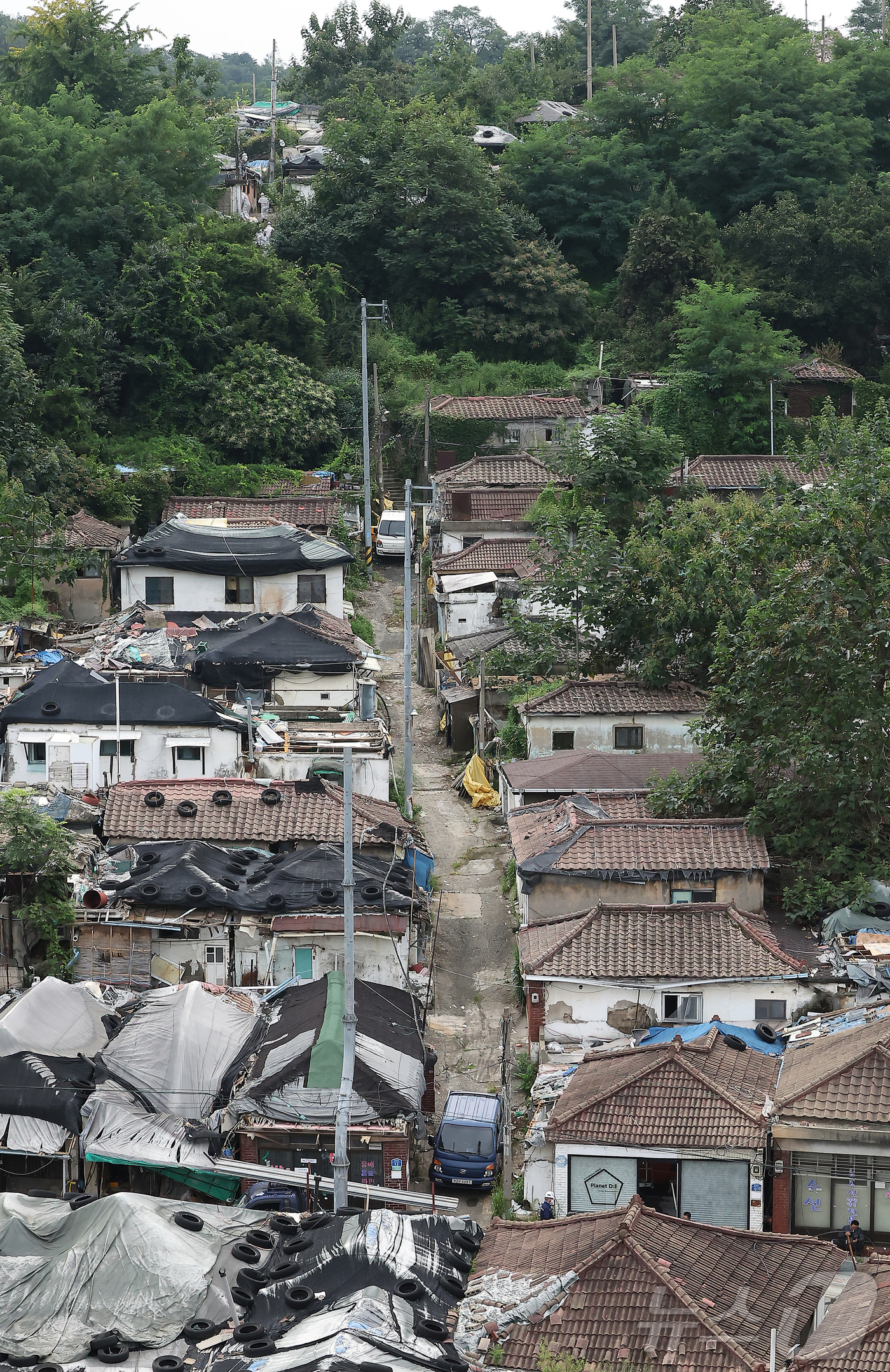 (서울=뉴스1) 김진환 기자 = 오세훈 서울시장이 9일 오전 서울 마지막 판자촌인 노원구 백사마을 철거 현장을 찾아 재개발 상황을 점검했다.서울시는 분양·임대를 구분하지 않는 소셜 …
