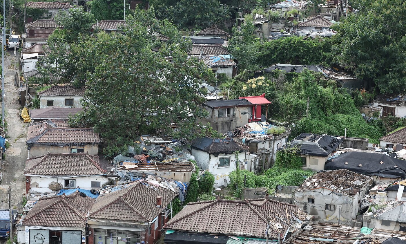 본문 이미지 - 오세훈 서울시장이 9일 오전 서울 마지막 판자촌인 노원구 백사마을 철거 현장을 찾아 재개발 상황을 점검했다. 사진은 이날 오전 노원구 백사마을 철거 현장의 모습. 2025.9.9/뉴스1 ⓒ News1 김진환 기자