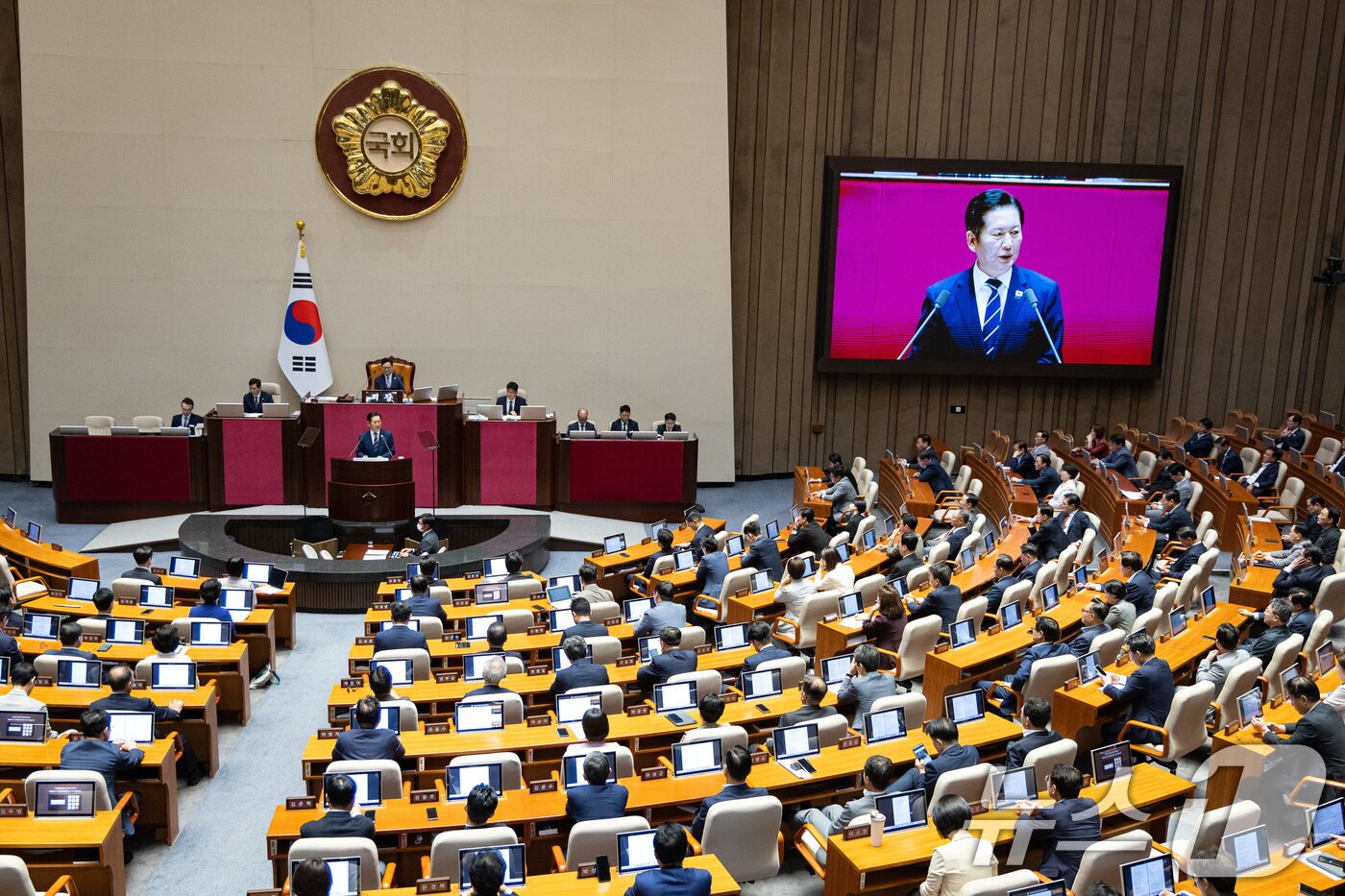 본문 이미지 - 정청래 더불어민주당 대표가 9일 서울 여의도 국회에서 열린 제429회 국회&#40;정기회&#41; 제2차 본회의에서 교섭단체 대표 연설을 하고 있다. 2025.9.9/뉴스1 ⓒ News1 유승관 기자