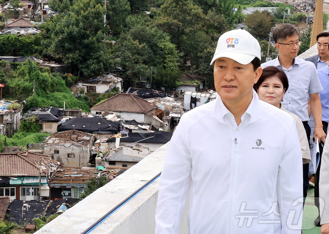 본문 이미지 - 오세훈 서울시장이 9일 오전 서울 마지막 판자촌인 노원구 백사마을 철거 현장을 찾아 재개발 상황을 점검하고 있다. 2025.9.9/뉴스1 ⓒ News1 김진환 기자