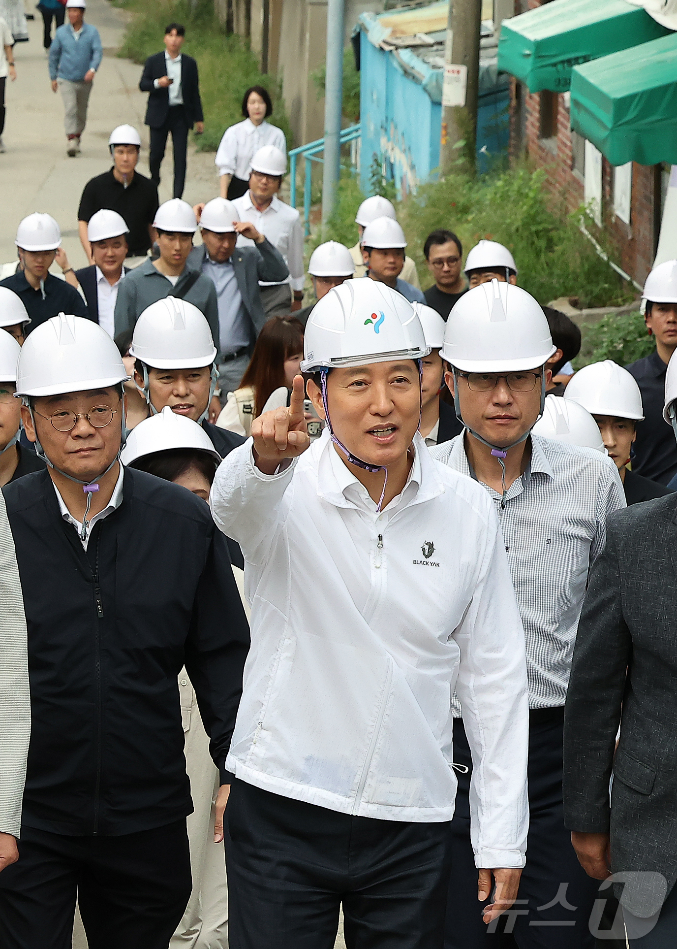 (서울=뉴스1) 김진환 기자 = 오세훈 서울시장이 9일 오전 서울 마지막 판자촌인 노원구 백사마을 철거 현장을 찾아 재개발 상황을 점검하고 있다.서울시는 분양·임대를 구분하지 않는 …