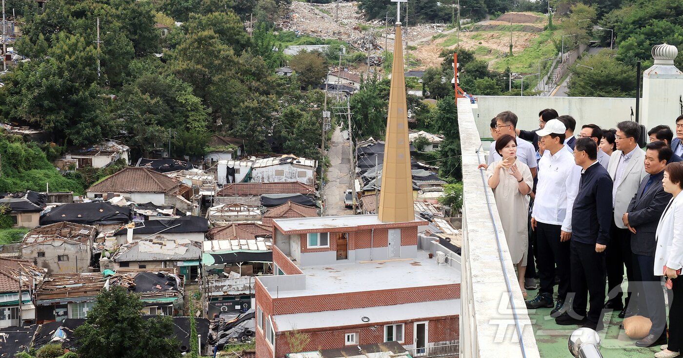 본문 이미지 - 오세훈 서울시장이 9일 오전 서울 마지막 판자촌인 노원구 백사마을 철거 현장을 찾아 재개발 상황을 점검하고 있다. 025.9.9/뉴스1 ⓒ News1 김진환 기자