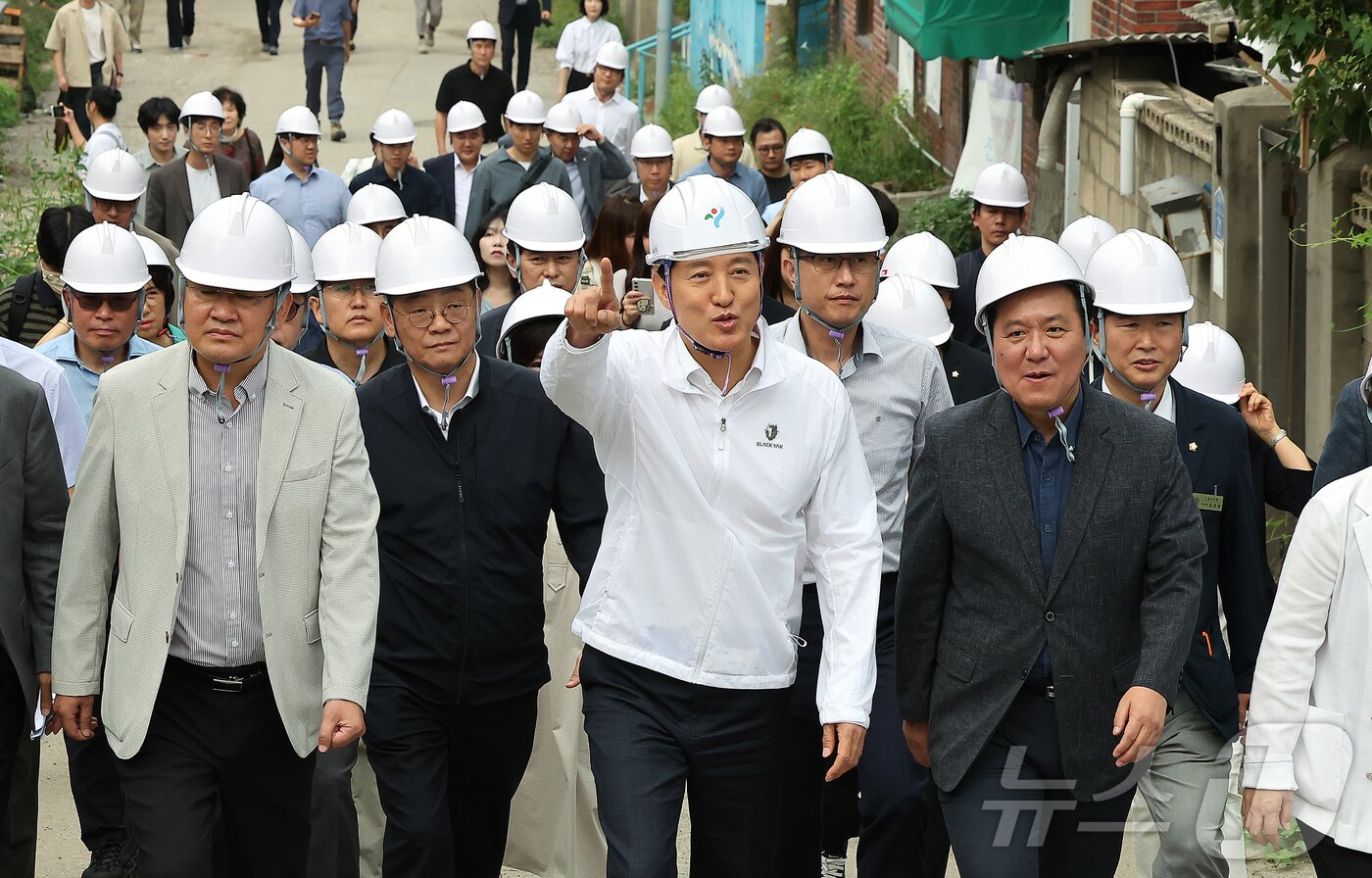 본문 이미지 - 오세훈 서울시장이 9일 오전 서울 마지막 판자촌인 노원구 백사마을 철거 현장을 찾아 재개발 상황을 점검하고 있다. 2025.9.9/뉴스1 ⓒ News1 김진환 기자