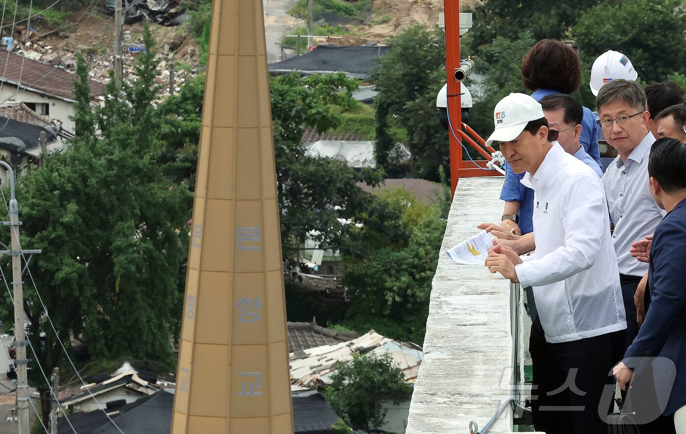 본문 이미지 - 오세훈 서울시장이 9일 오전 서울 마지막 판자촌인 노원구 백사마을 철거 현장을 찾아 재개발 상황을 점검하고 있다. 2025.9.9/뉴스1 ⓒ News1 김진환 기자