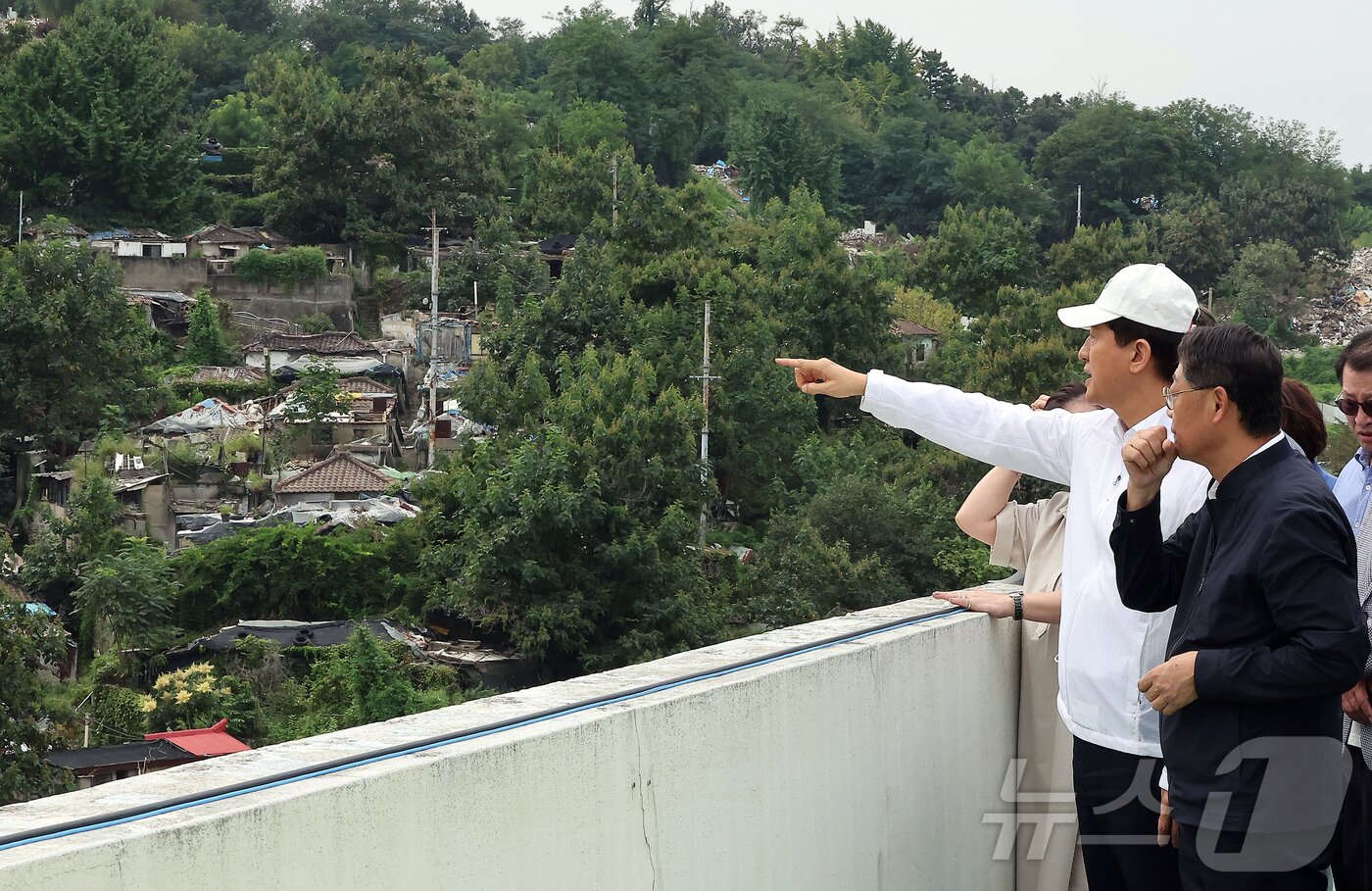 본문 이미지 - 오세훈 서울시장이 9일 오전 서울 마지막 판자촌인 노원구 백사마을 철거 현장을 찾아 재개발 상황을 점검하고 있다. 2025.9.9/뉴스1 ⓒ News1 김진환 기자