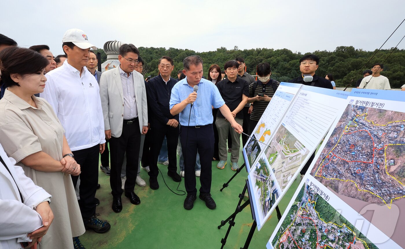 본문 이미지 - 오세훈 서울시장이 9일 오전 서울 마지막 판자촌인 노원구 백사마을 철거 현장을 찾아 재개발 상황을 점검하고 있다. 2025.9.9/뉴스1 ⓒ News1 김진환 기자