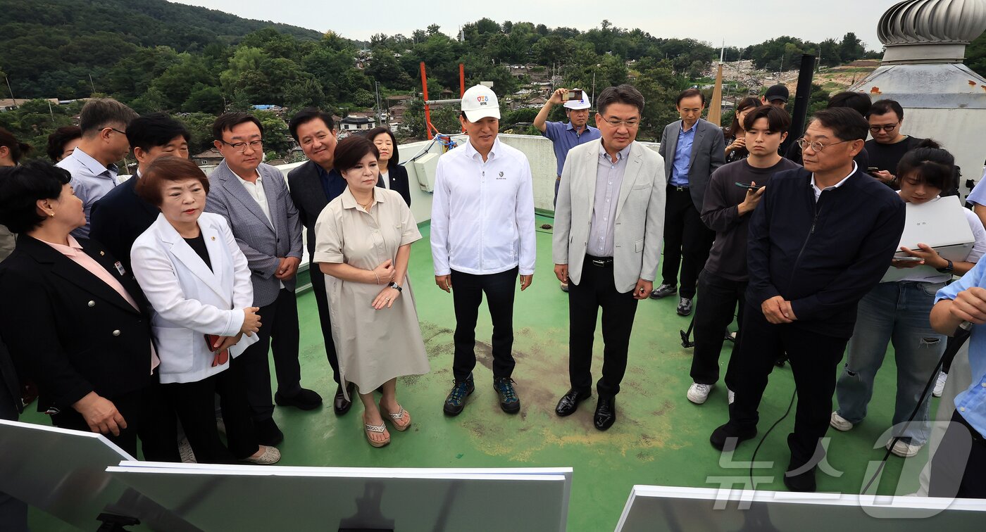 본문 이미지 - 오세훈 서울시장이 9일 오전 서울 마지막 판자촌인 노원구 백사마을 철거 현장을 찾아 재개발 상황을 점검하고 있다. 2025.9.9/뉴스1 ⓒ News1 김진환 기자