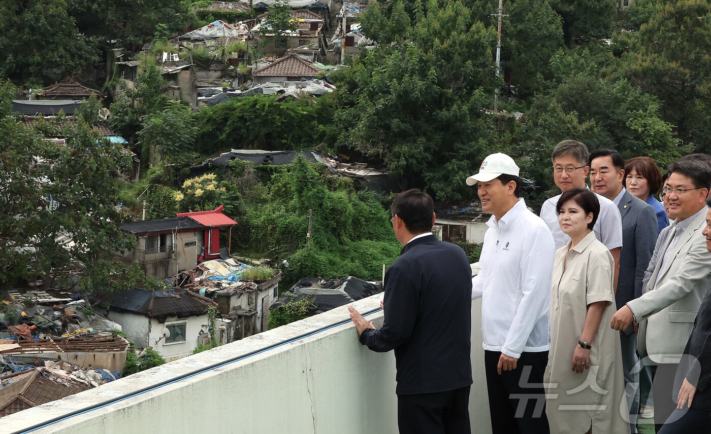 본문 이미지 - 오세훈 서울시장이 9일 오전 서울 마지막 판자촌인 노원구 백사마을 철거 현장을 찾아 재개발 상황을 점검하고 있다. 2025.9.9/뉴스1 ⓒ News1 김진환 기자