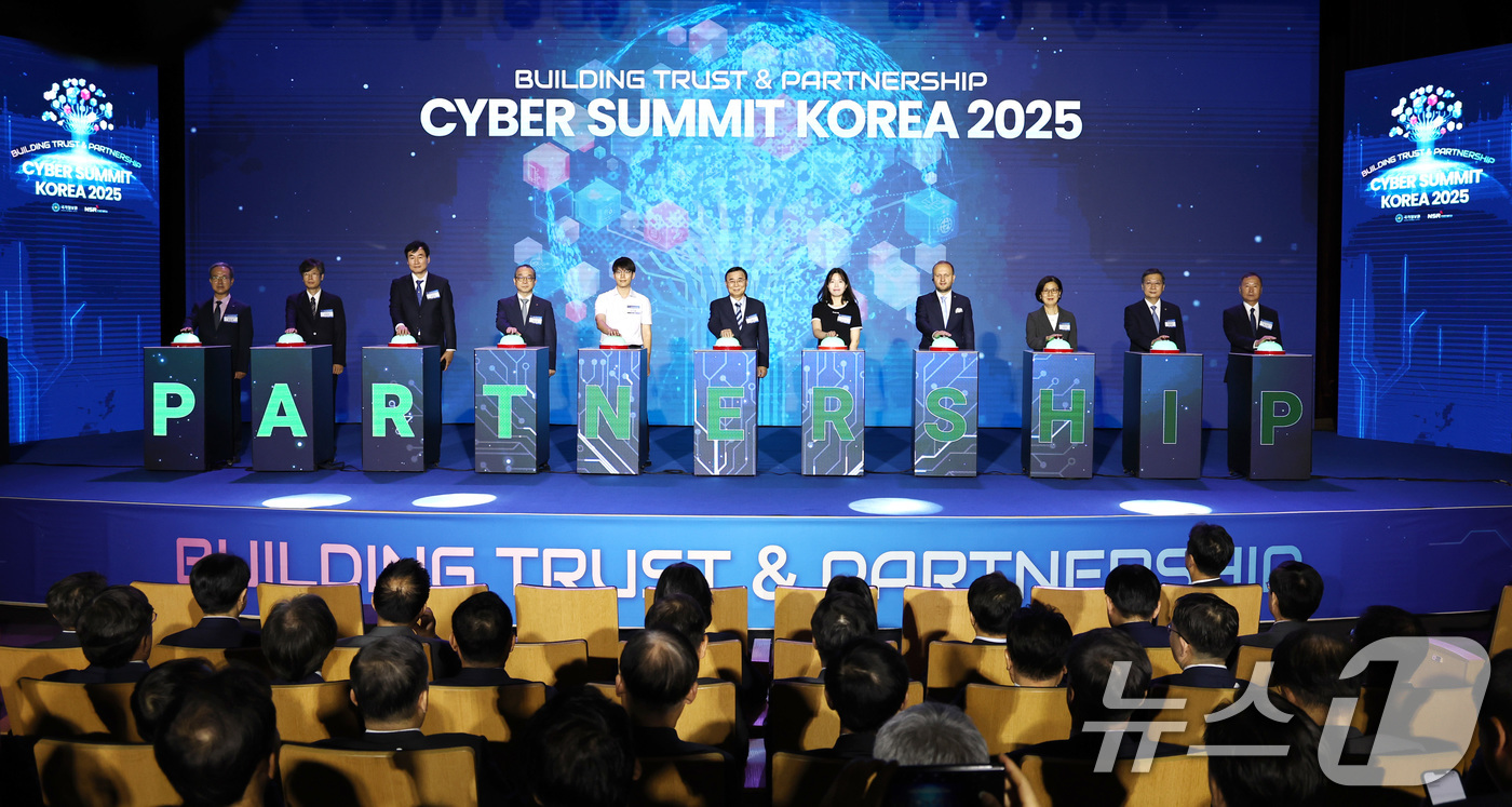 (서울=뉴스1) 구윤성 기자 = 이종석 국가정보원장(왼쪽 여섯번째)을 비롯한 참석자들이 9일 오전 서울 강남구 코엑스 컨퍼런스룸에서 열린 국제 사이버안보 행사 '사이버서밋코리아 2 …