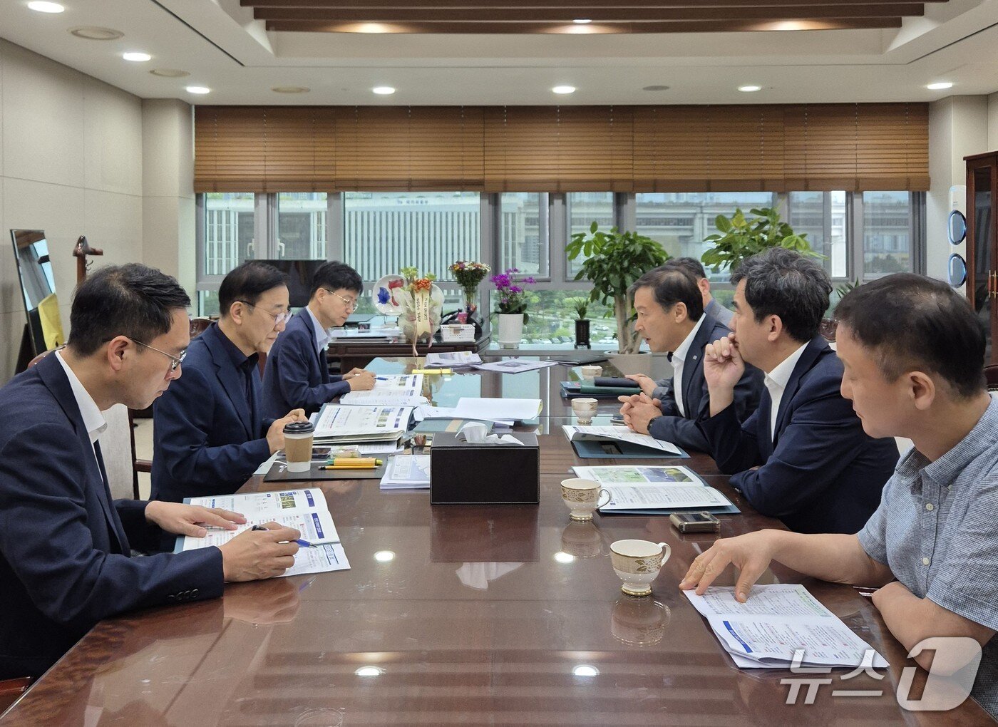 본문 이미지 - 8일 전춘성 전북 진안군수가 김윤덕 국토부장관을 만나 국비 지원을 요청하고 있다.(진안군제공. 재판매 및 DB금지)2025.9.9/뉴스1