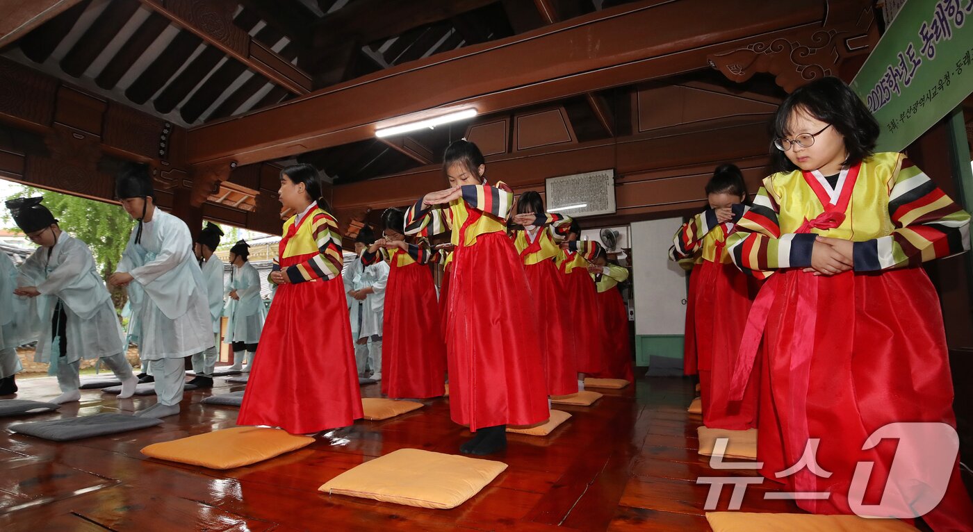 본문 이미지 - 추석 연휴를 3주 가량 앞둔 9일 오전 부산 동래구 동래향교에서 열린 '동래향교 인성·예절 체험교실'에서 명륜초등학교 5학년 학생들이 한복을 곱게 차려입고 배례법을 배우고 있다. 2025.9.9/뉴스1 ⓒ News1 윤일지 기자