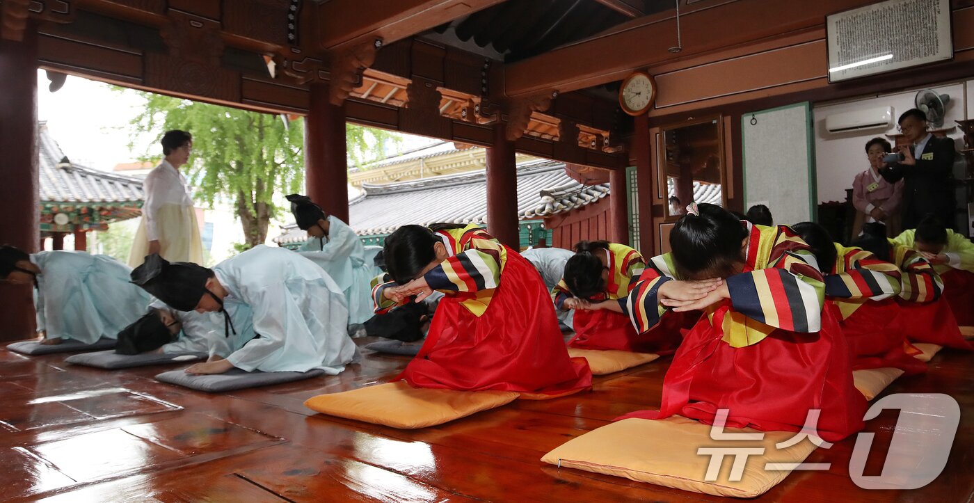 본문 이미지 - 추석 연휴를 3주 가량 앞둔 9일 오전 부산 동래구 동래향교에서 열린 '동래향교 인성·예절 체험교실'에서 명륜초등학교 5학년 학생들이 한복을 곱게 차려입고 배례법을 배우고 있다. 2025.9.9/뉴스1 ⓒ News1 윤일지 기자