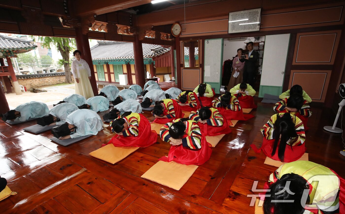 본문 이미지 - 추석 연휴를 3주 가량 앞둔 9일 오전 부산 동래구 동래향교에서 열린 '동래향교 인성·예절 체험교실'에서 명륜초등학교 5학년 학생들이 한복을 곱게 차려입고 배례법을 배우고 있다. 2025.9.9/뉴스1 ⓒ News1 윤일지 기자