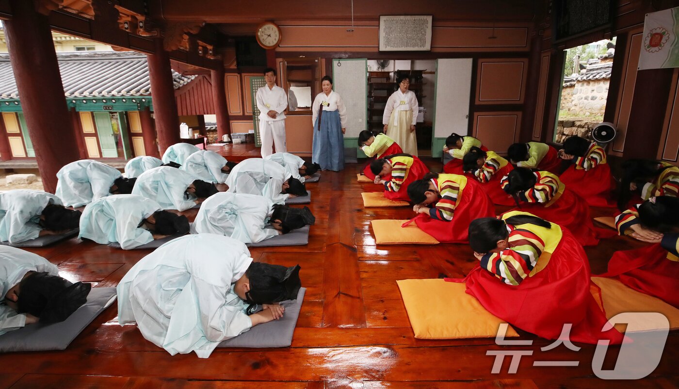 본문 이미지 - 추석 연휴를 3주 가량 앞둔 9일 오전 부산 동래구 동래향교에서 열린 '동래향교 인성·예절 체험교실'에서 명륜초등학교 5학년 학생들이 한복을 곱게 차려입고 배례법을 배우고 있다. 2025.9.9/뉴스1 ⓒ News1 윤일지 기자