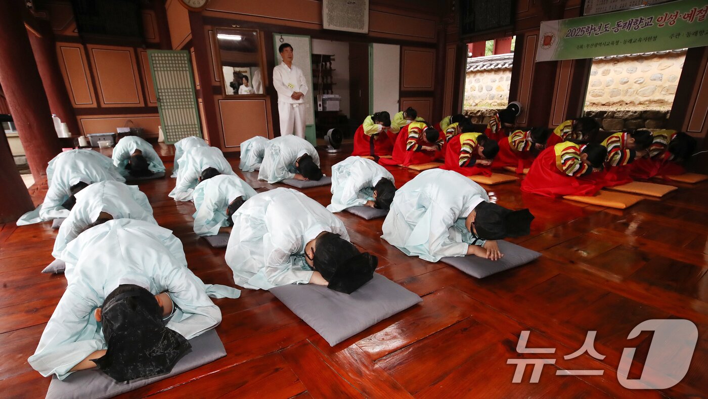 본문 이미지 - 추석 연휴를 3주 가량 앞둔 9일 오전 부산 동래구 동래향교에서 열린 '동래향교 인성·예절 체험교실'에서 명륜초등학교 5학년 학생들이 한복을 곱게 차려입고 배례법을 배우고 있다. 2025.9.9/뉴스1 ⓒ News1 윤일지 기자