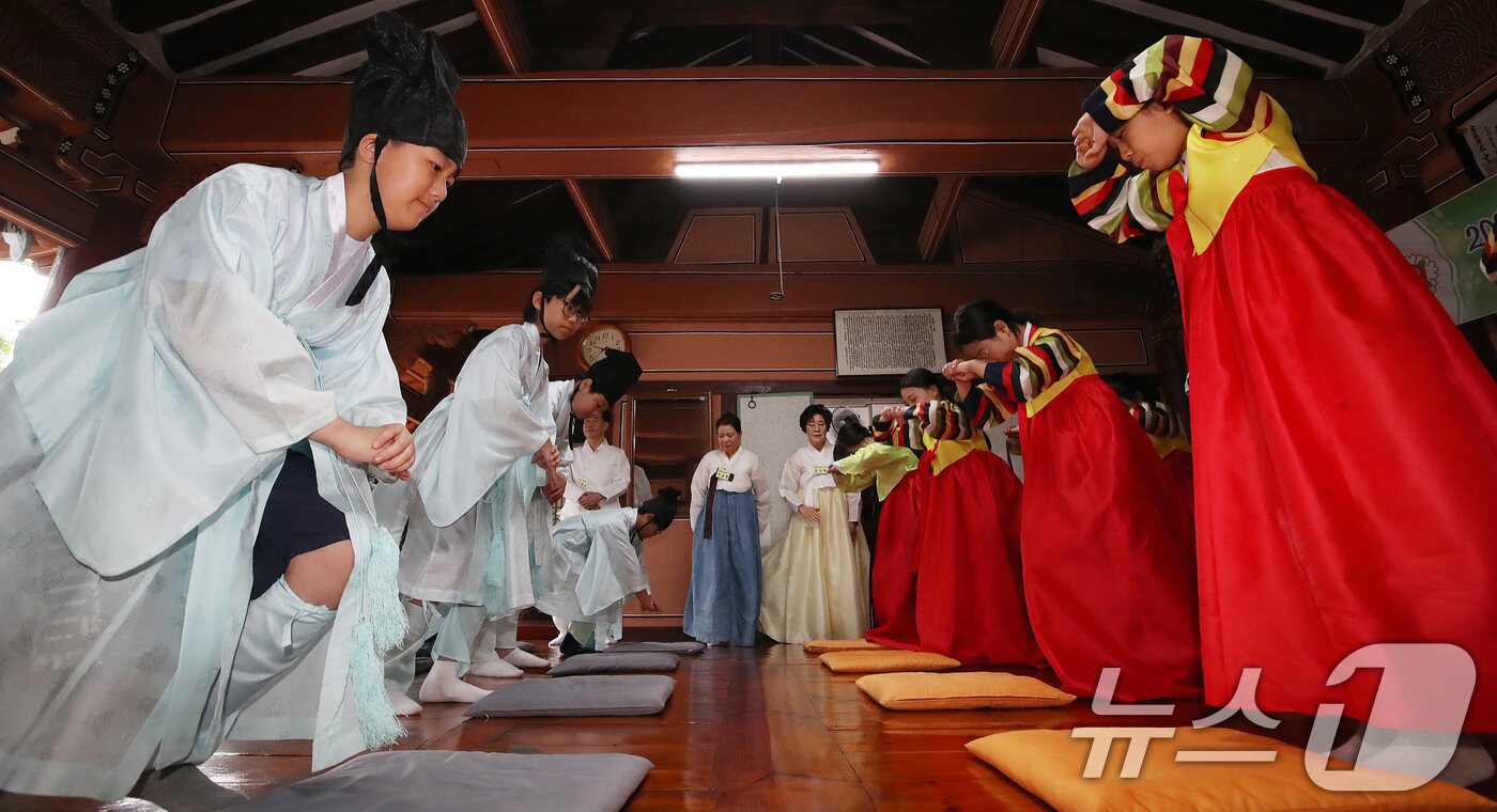 본문 이미지 - 추석 연휴를 3주 가량 앞둔 9일 오전 부산 동래구 동래향교에서 열린 '동래향교 인성·예절 체험교실'에서 명륜초등학교 5학년 학생들이 한복을 곱게 차려입고 배례법을 배우고 있다. 2025.9.9/뉴스1 ⓒ News1 윤일지 기자