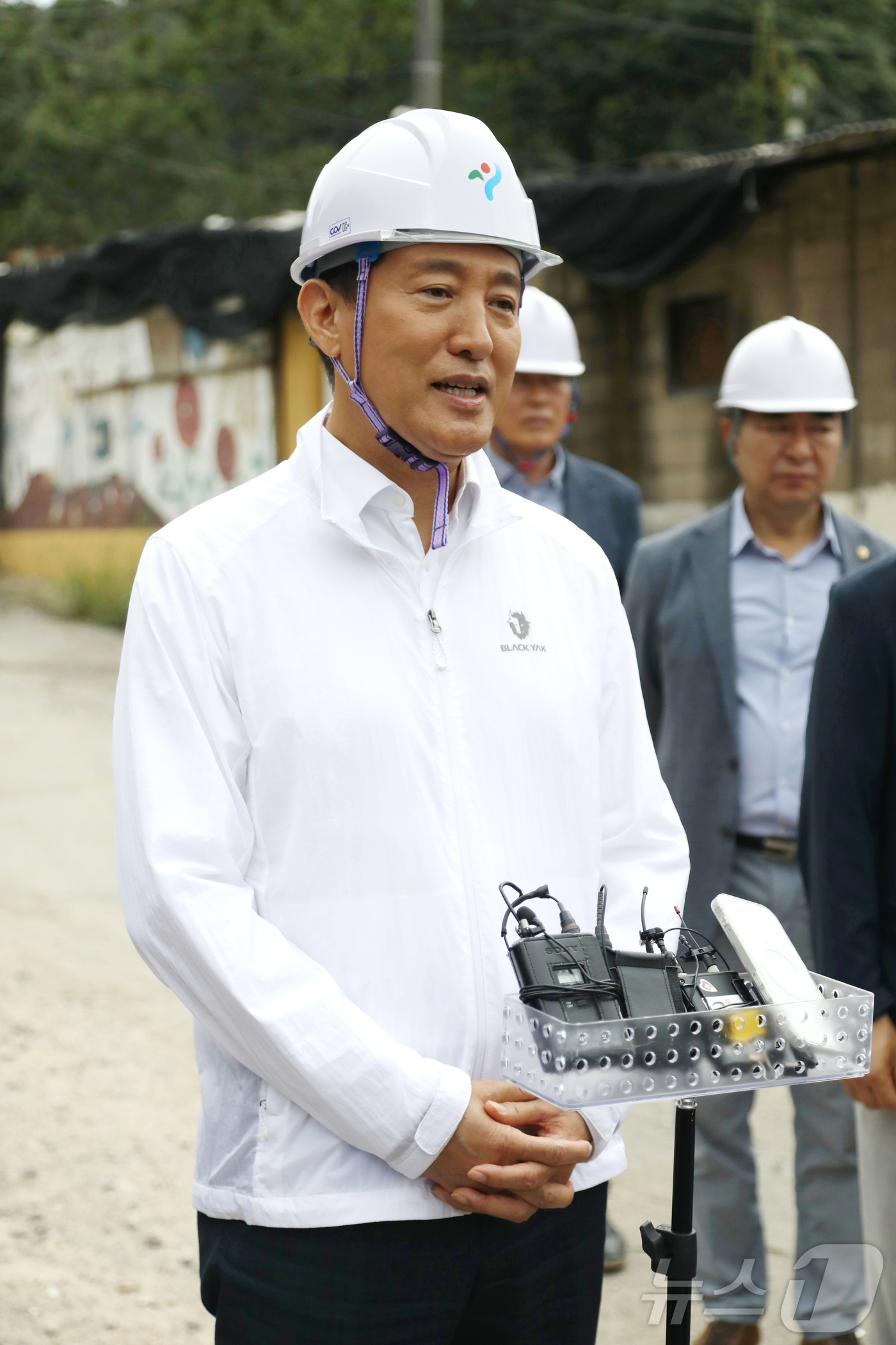 (서울=뉴스1) 심서현 기자 = 오세훈 서울시장이 9일 오전 서울 노원구 중계동 '백사마을' 재개발 현황 현장 점검을 마친 뒤 기자들에게 질문을 받고 있다. 2025.9.9/뉴스1 …