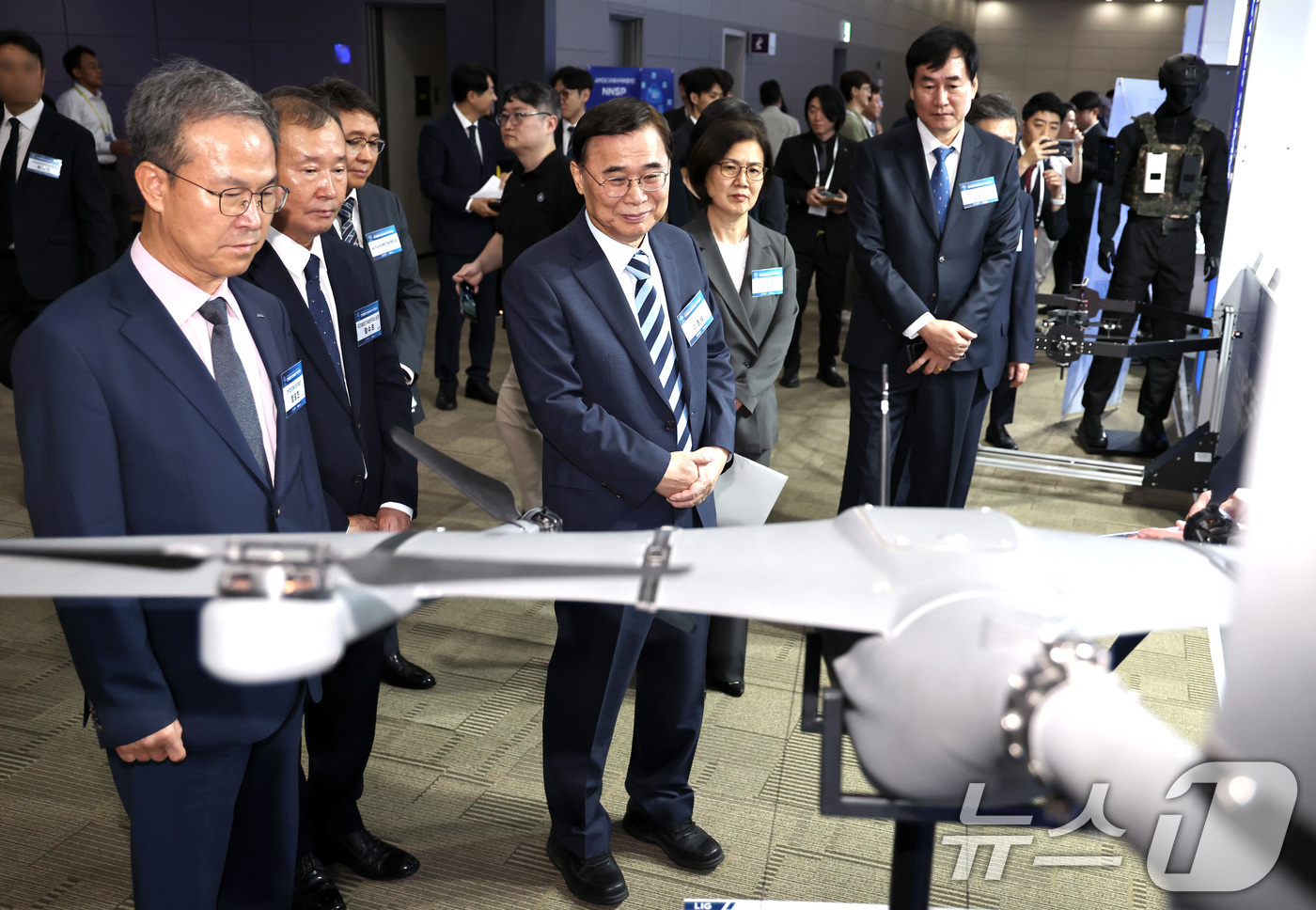 (서울=뉴스1) 구윤성 기자 = 이종석 국가정보원장이 9일 오전 서울 강남구 코엑스 컨퍼런스룸에서 열린 국제 사이버안보 행사 '사이버서밋코리아 2025' 에서 소형 정찰·타격 복합 …