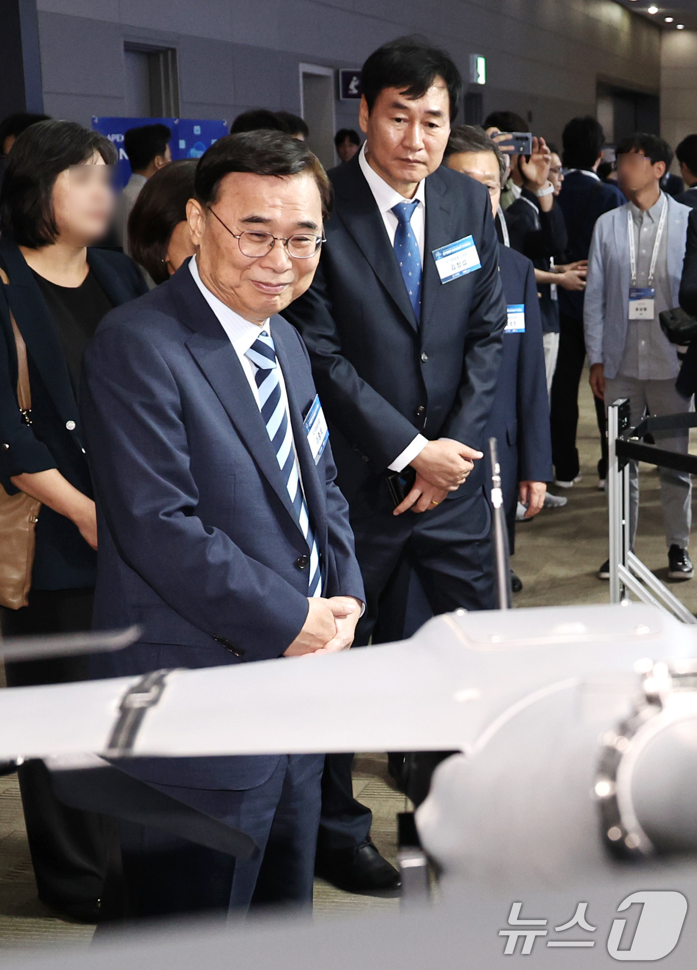 (서울=뉴스1) 구윤성 기자 = 이종석 국가정보원장이 9일 오전 서울 강남구 코엑스 컨퍼런스룸에서 열린 국제 사이버안보 행사 '사이버서밋코리아 2025' 에서 소형 정찰·타격 복합 …