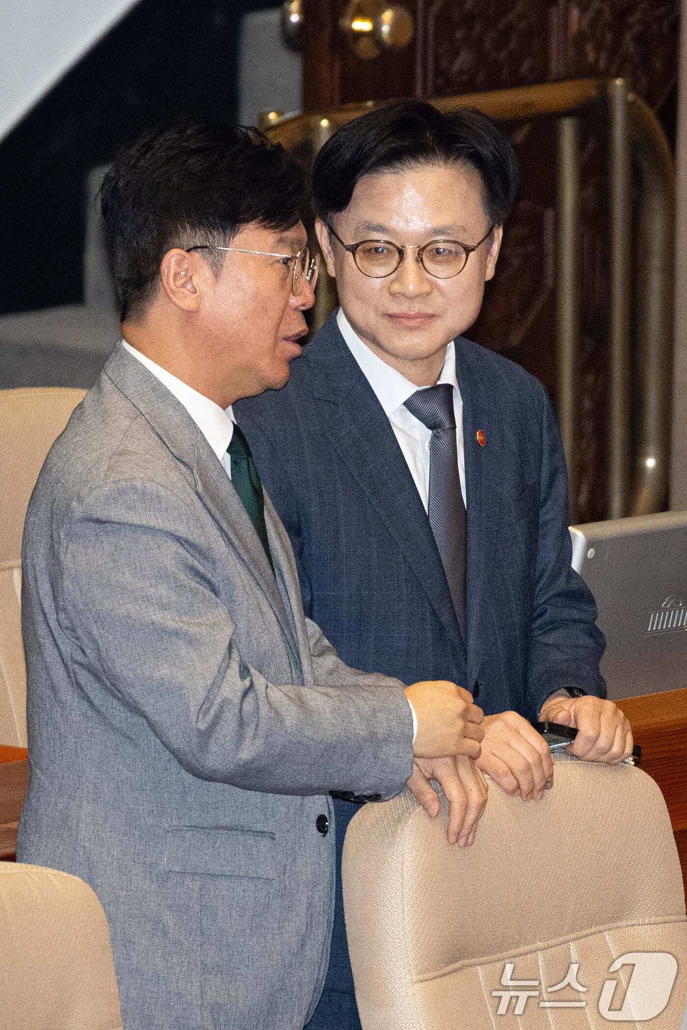 본문 이미지 - 김영훈 고용노동부 장관(왼쪽)과 김정관 산업통상자원부 장관이 9일 서울 여의도 국회에서 열린 제429회 국회(정기회) 제2차 본회의에서 대화하고 있다. 2025.9.9 ⓒ 뉴스1 유승관 기자