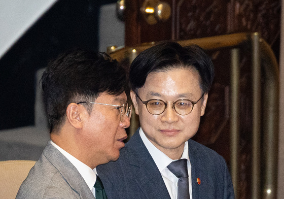"일할 자유" vs "특별연장 쓰라"…산업·고용장관 메가특구 '52시간' 충돌