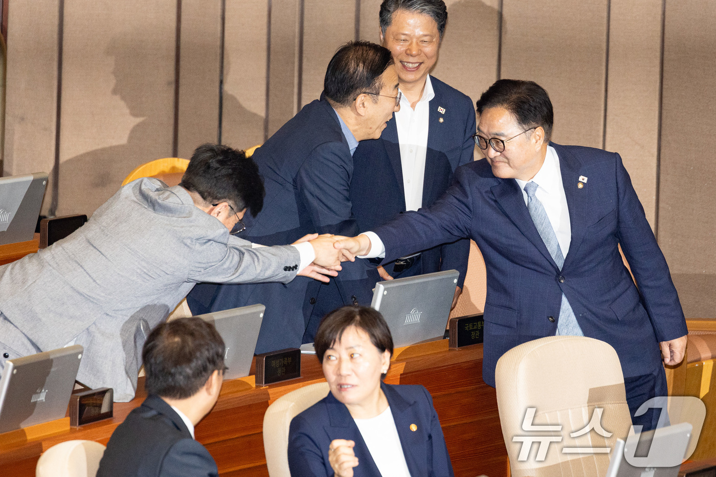 (서울=뉴스1) 유승관 기자 = 우원식 국회의장이 9일 서울 여의도 국회에서 열린 제429회 국회(정기회) 제2차 본회의에서 김영훈 고용노동부 장관과 인사하고 있다. 2025.9. …