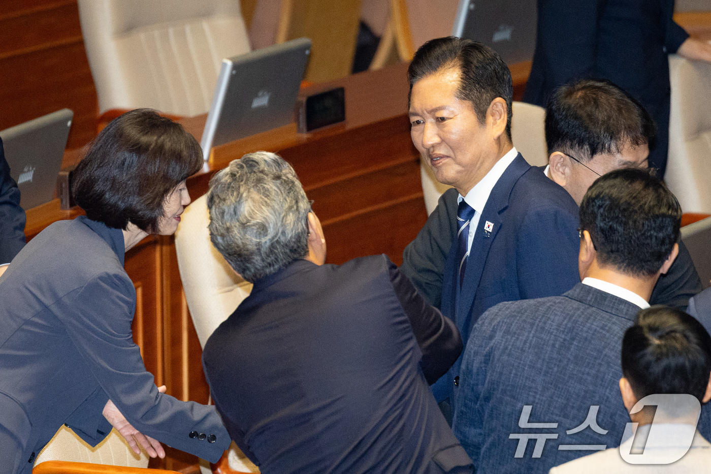 (서울=뉴스1) 유승관 기자 = 정청래 더불어민주당 대표가 9일 서울 여의도 국회에서 열린 제429회 국회(정기회) 제2차 본회의에서 교섭단체 대표 연설을 마친 후 의원들과 인사하 …