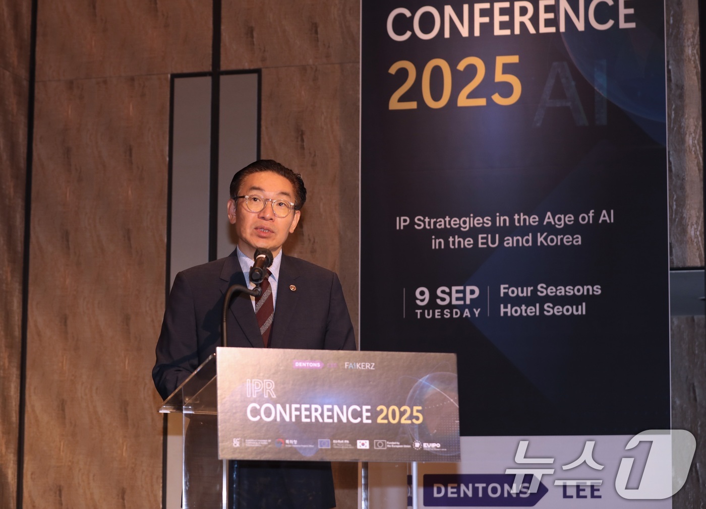 (서울=뉴스1) = 김완기 특허청장이 9일 서울 종로구 서울 포시즌스 호텔에서 개최된 '2025 지식재산권 컨퍼런스'에서 환영사를 하고 있다. (특허청 제공. 재판매 및 DB 금지 …