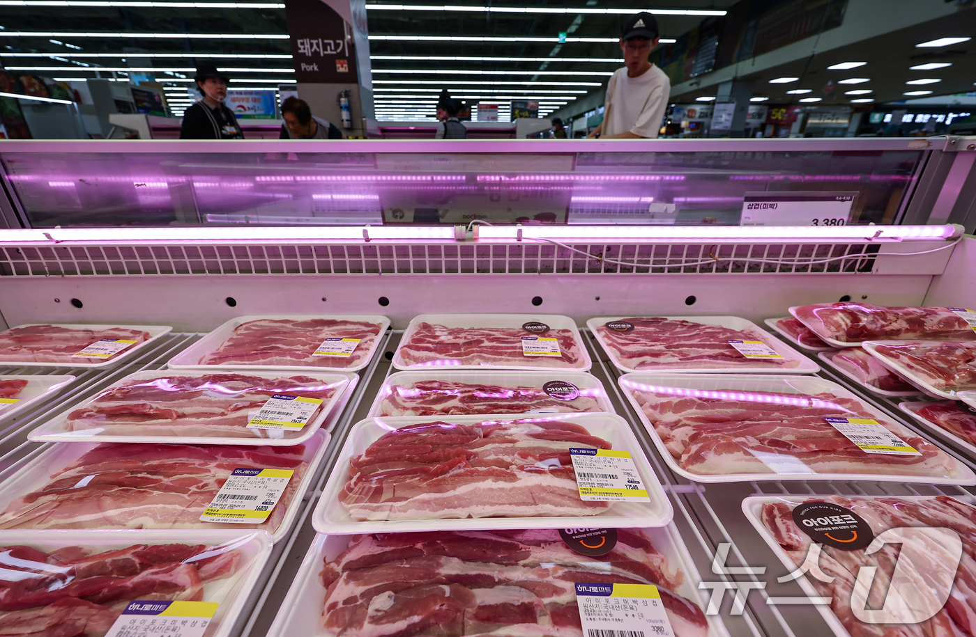 (서울=뉴스1) 김도우 기자 = 먹거리 물가가 연일 고공행진을 이어가고 있다.8일 축산물품질평가원 축산물유통정보에 따르면 전날 기준 계란 한 판(30개·일반란)의 소비자 가격은 전 …