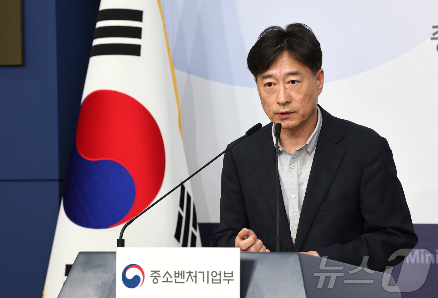 본문 이미지 - 박용순 중소벤처기업부 기술혁신정책관이 지난 9일 서울 종로구 정부서울청사 별관에서 &#39;중소기업 기술탈취 근절 대책&#39; 발표 관련 사전 브리핑을 하고 있다. 2025.9.10/뉴스1 ⓒ News1 임세영 기자