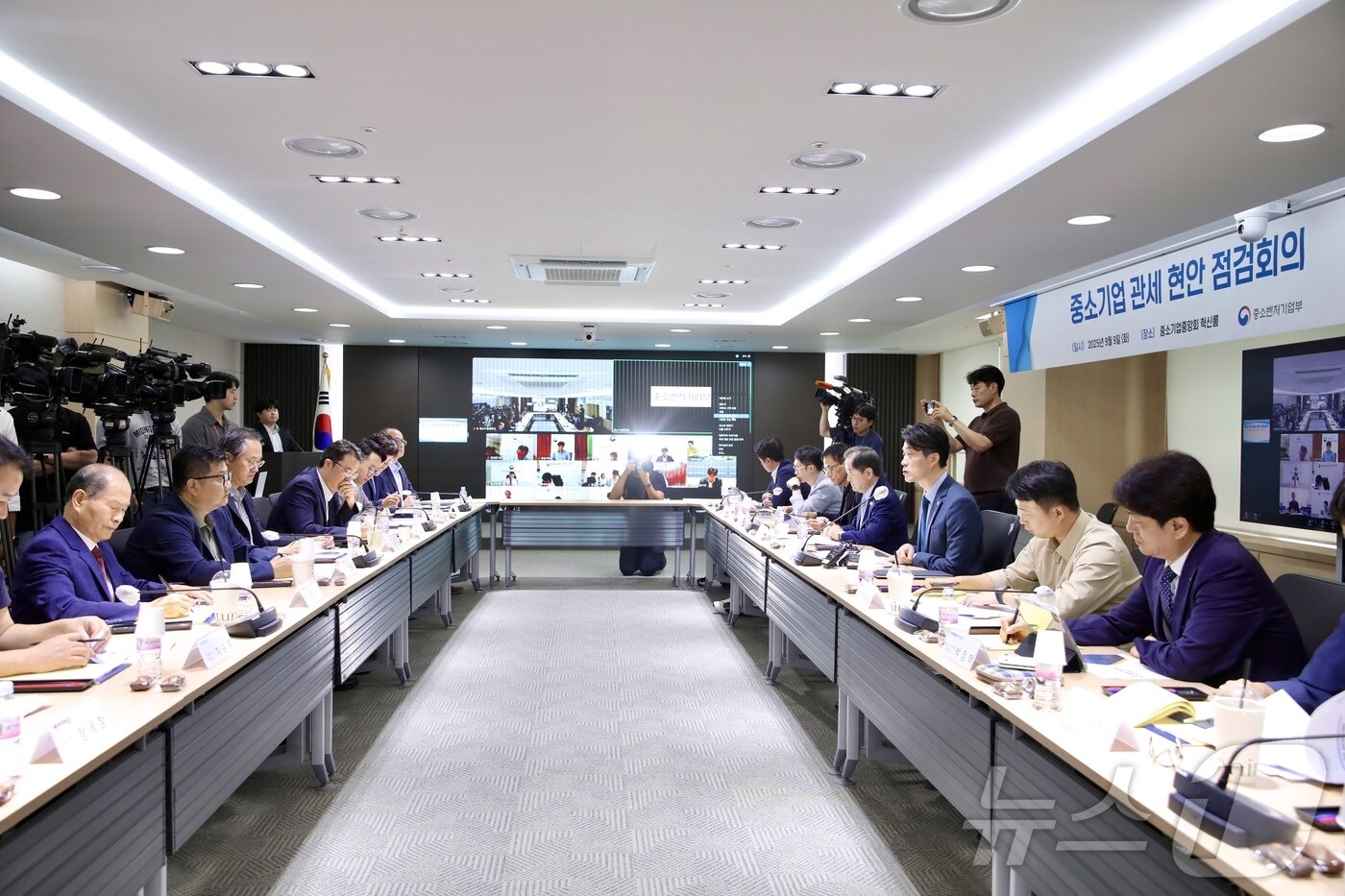 본문 이미지 - 중기부는 9일 서울 중소기업중앙회에서 노용석 차관 주재로 &#39;중소기업 관세 현안 점검회의&#39;를 개최했다. &#40;중기부 제공&#41;