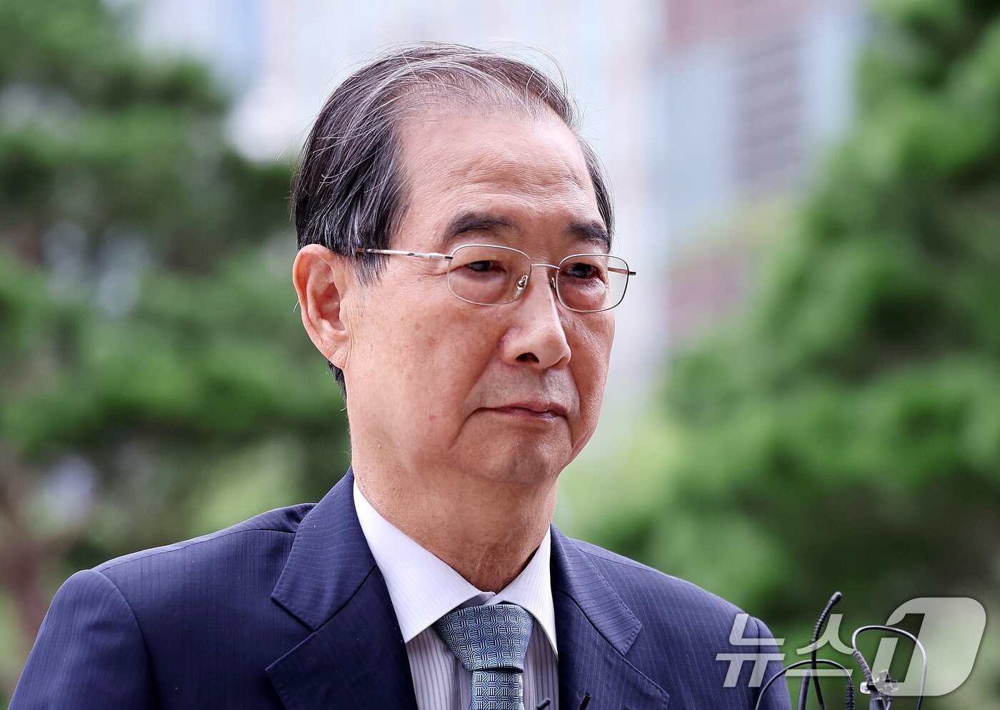 본문 이미지 - 한덕수 전 총리가 서울 종로구 광화문에 마련된 김건희 특검팀 사무실에 조사를 받기 위해 출석하고 있다. /뉴스1 ⓒ News1 박지혜 기자