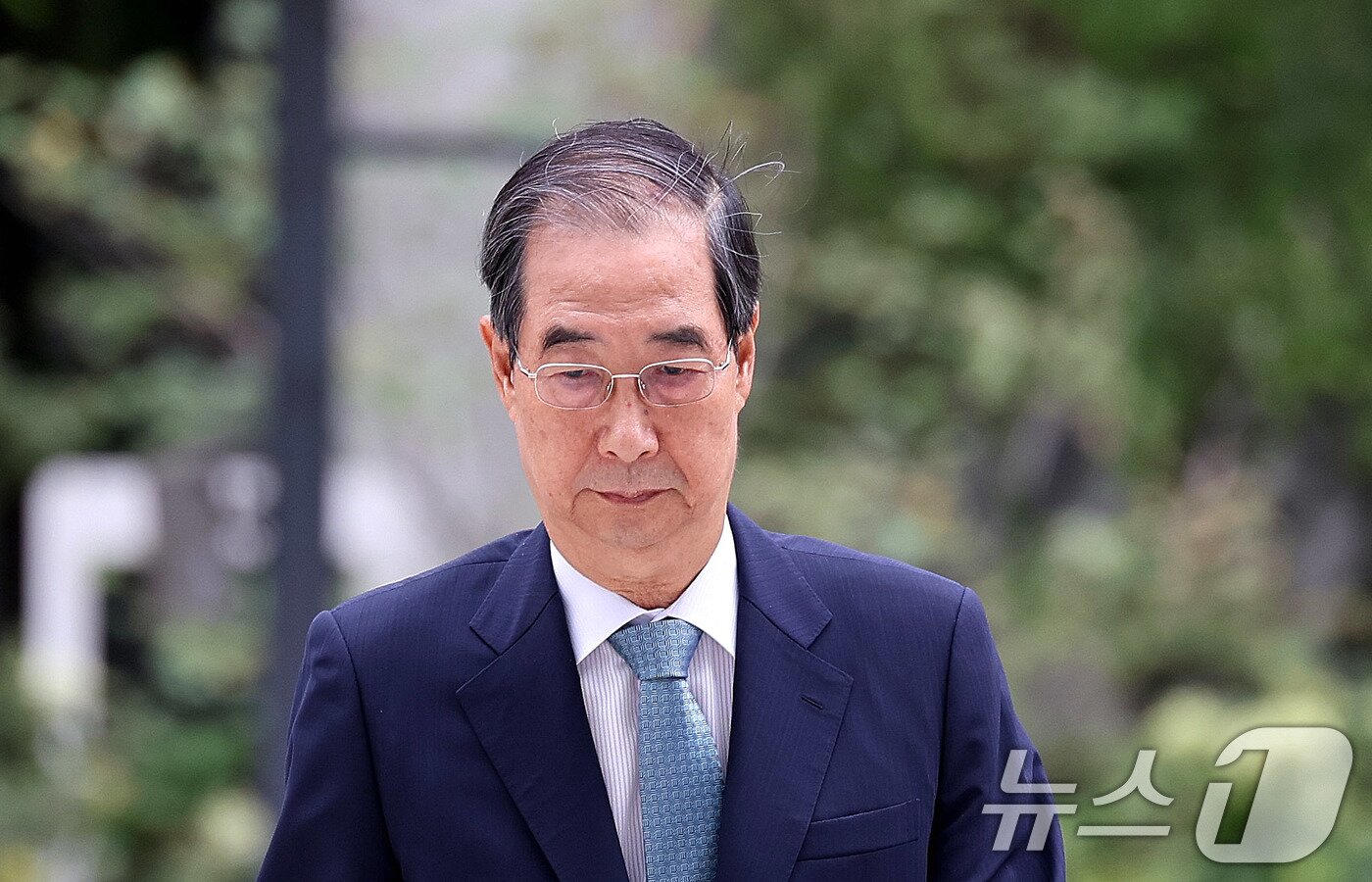 본문 이미지 - 한덕수 전 총리가 9일 서울 종로구 광화문에 마련된 김건희 특검팀 사무실에 조사를 받기 위해 출석하고 있다. 2025.9.9/뉴스1 ⓒ News1 박지혜 기자