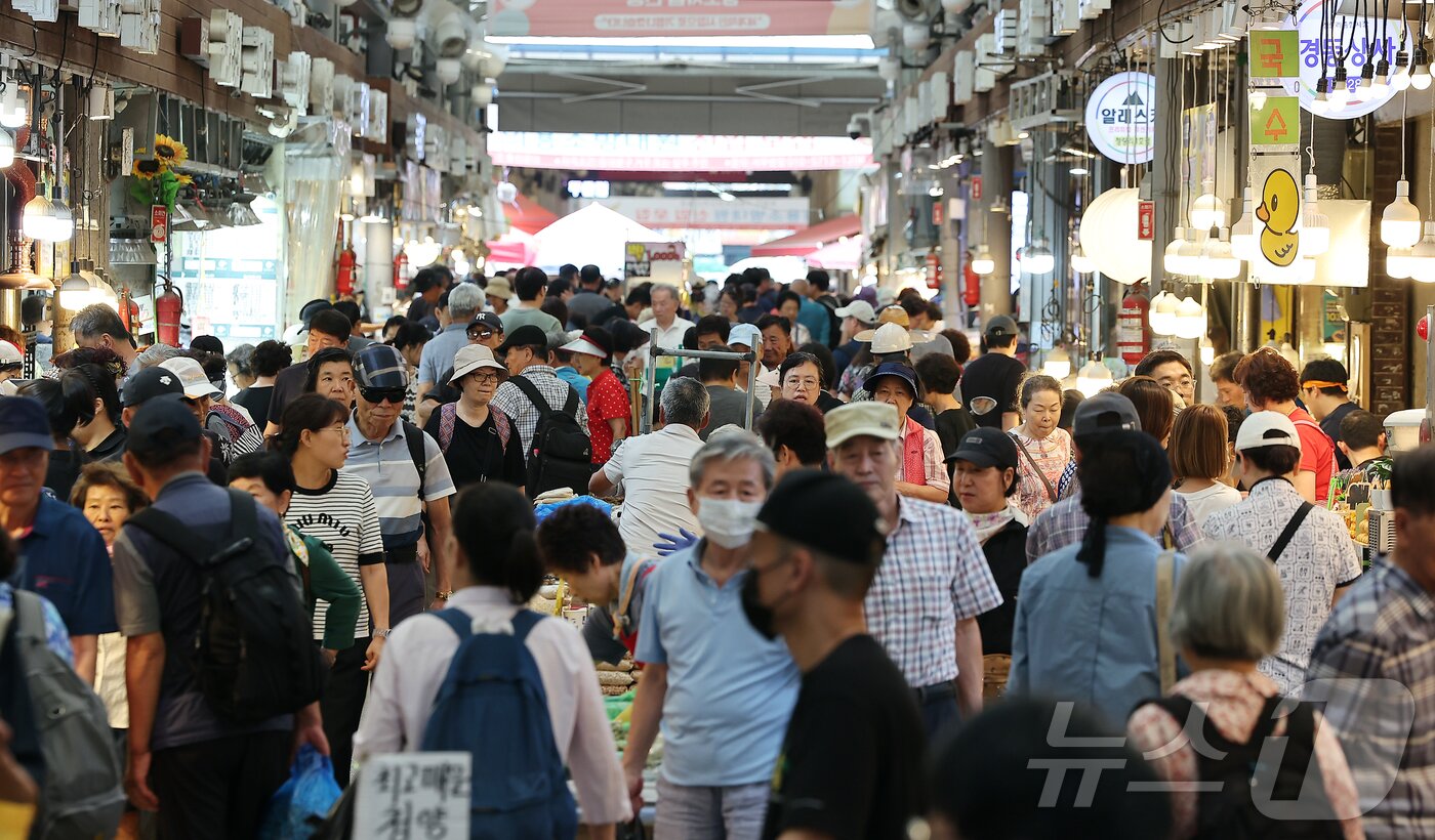 본문 이미지 - 정부가 오는 22일부터 국민 1인당 10만 원의 2차 소비쿠폰을 지급한다.  사진은 9일 서울 동대문구 청량리 전통시장. 2025.9.9/뉴스1 ⓒ News1 김진환 기자