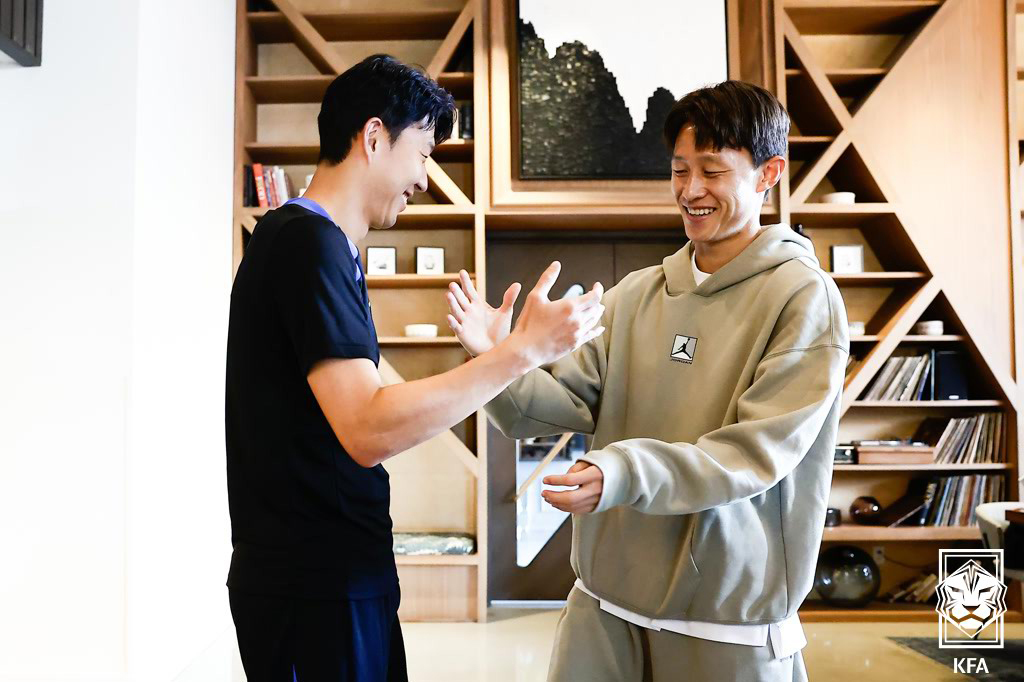 (서울=뉴스1) 김진환 기자 = 미국과의 평가전에서 햄스트링 부상으로 소집해재된 대한민국 축구 국가대표팀 이재성이 9일(한국시간) 소속팀으로 복귀를 앞두고 손흥민과 인사를 나누고 …