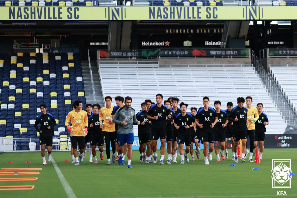 (서울=뉴스1) 김진환 기자 = 대한민국 축구 국가대표팀 선수들이 9일(한국시간) 미국 테네시주 내슈빌의 지오디스파크에서 멕시코와의 친선경기를 앞두고 훈련하고 있다. (대한축구협회 …