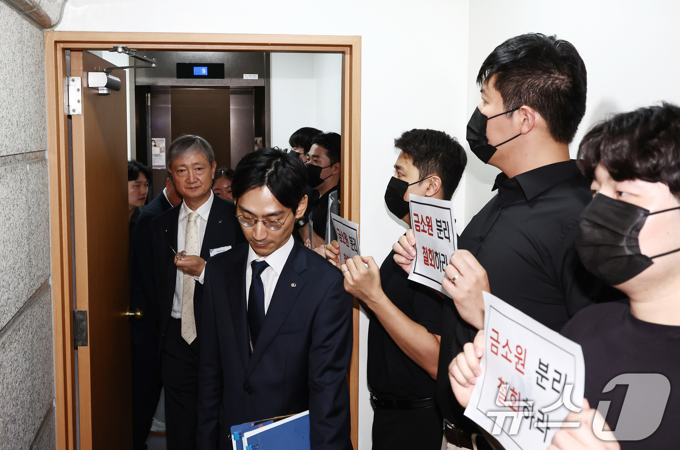 (서울=뉴스1) 김민지 기자 = 이찬진 금융감독원장이 9일 오후 서울 여의도 금융감독원에서 열린 '금융소비자보호 거버넌스 관련 전 금융권 간담회'에 참석하고 있다.오른쪽은 금융감독 …