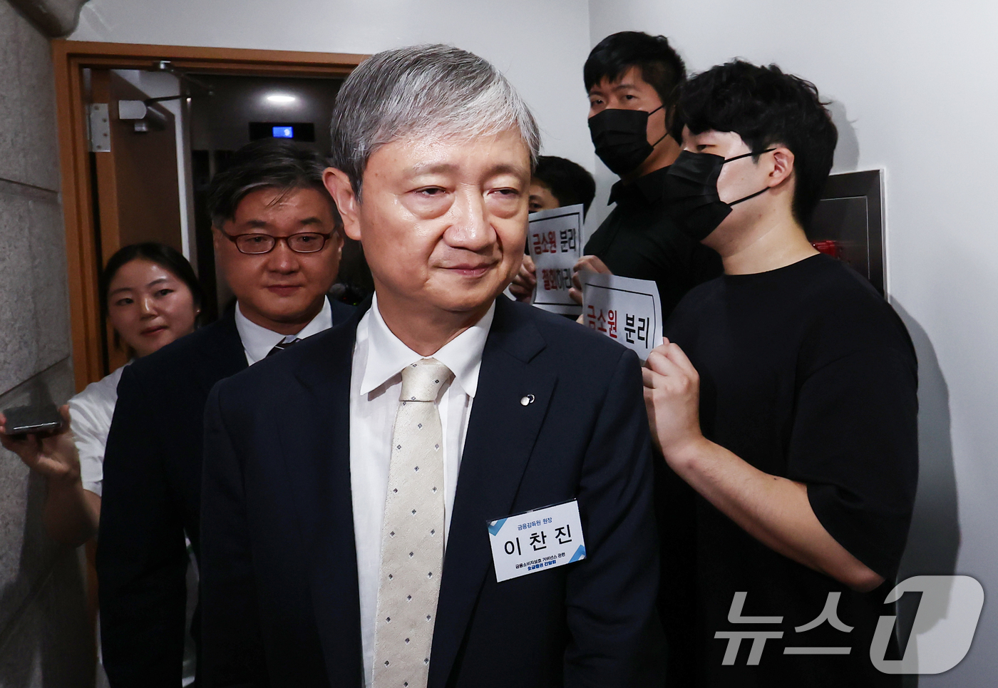 (서울=뉴스1) 김민지 기자 = 이찬진 금융감독원장이 9일 오후 서울 여의도 금융감독원에서 열린 '금융소비자보호 거버넌스 관련 전 금융권 간담회'에 참석하고 있다.오른쪽은 금융감독 …