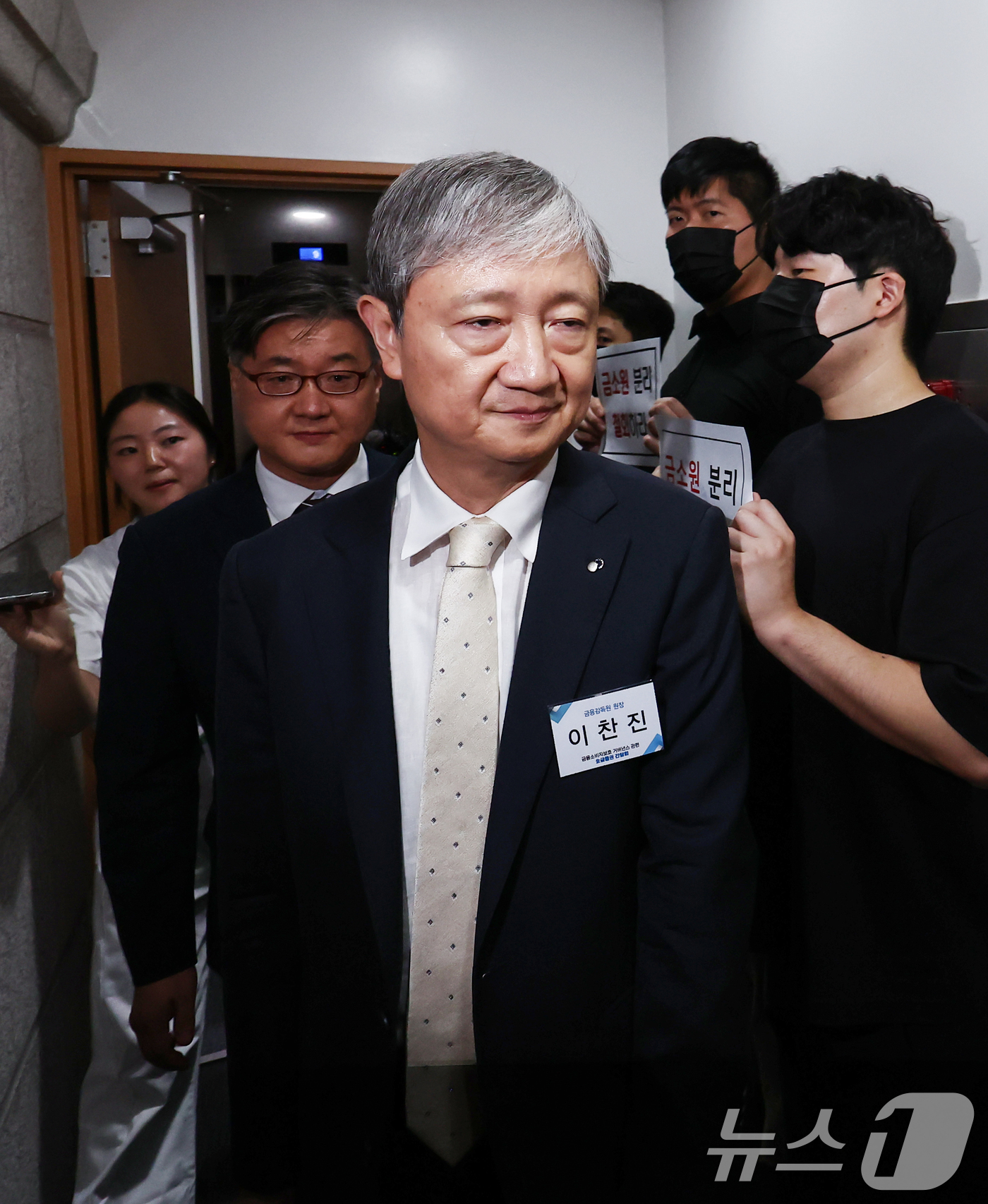 (서울=뉴스1) 김민지 기자 = 이찬진 금융감독원장이 9일 오후 서울 여의도 금융감독원에서 열린 '금융소비자보호 거버넌스 관련 전 금융권 간담회'에 참석하고 있다.오른쪽은 금융감독 …