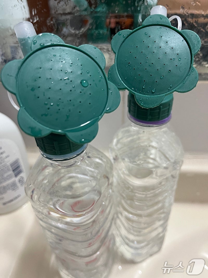 (강원=뉴스1) = 9일 극심한 가뭄을 겪고 있는 강원 강릉지역 인터넷 커뮤니티에 생수병에 물조리개를 꽂은 사진이 올라와 있다.(강릉 인터넷 커뮤니티 캡처. 재판매 및 DB 금지) …