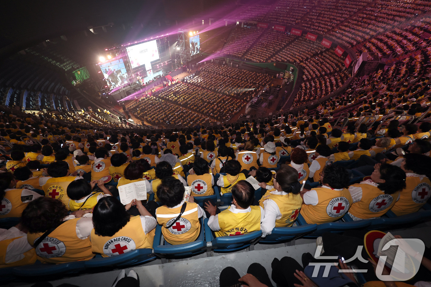 (서울=뉴스1) 구윤성 기자 = 9일 오후 서울 송파구 잠실실내체육관에서 '2025년 전국 적십자봉사원 대축제'가 열리고 있다. 2025.9.9/뉴스1