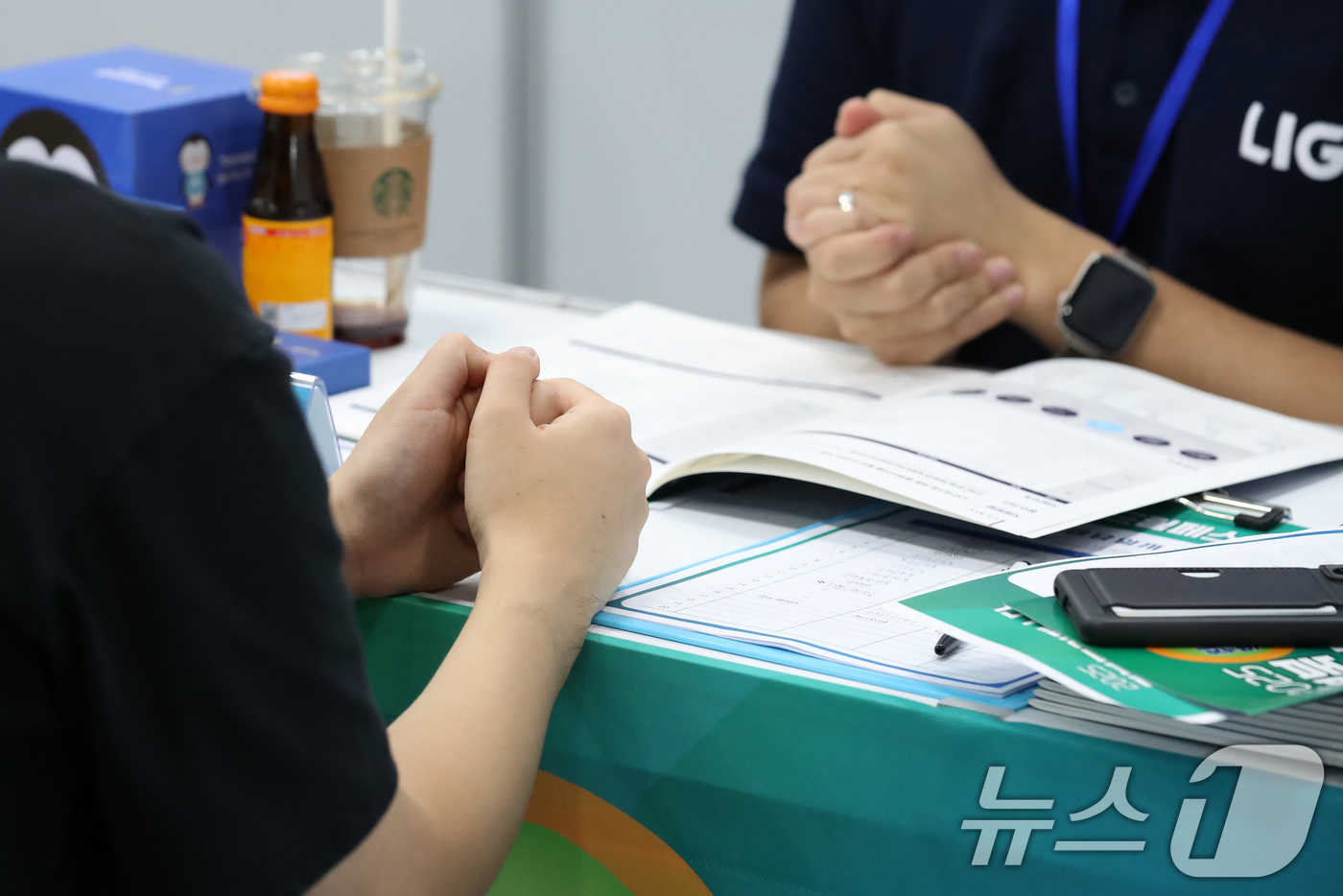 (경산=뉴스1) 공정식 기자 = 9일 오후 경북 경산시 영남대 천마아트센터에서 열린 '2025 경북 드림페스타'를 찾은 취업준비생들이 업체 관계자와 취업상담을 하고 있다.경북도와 …