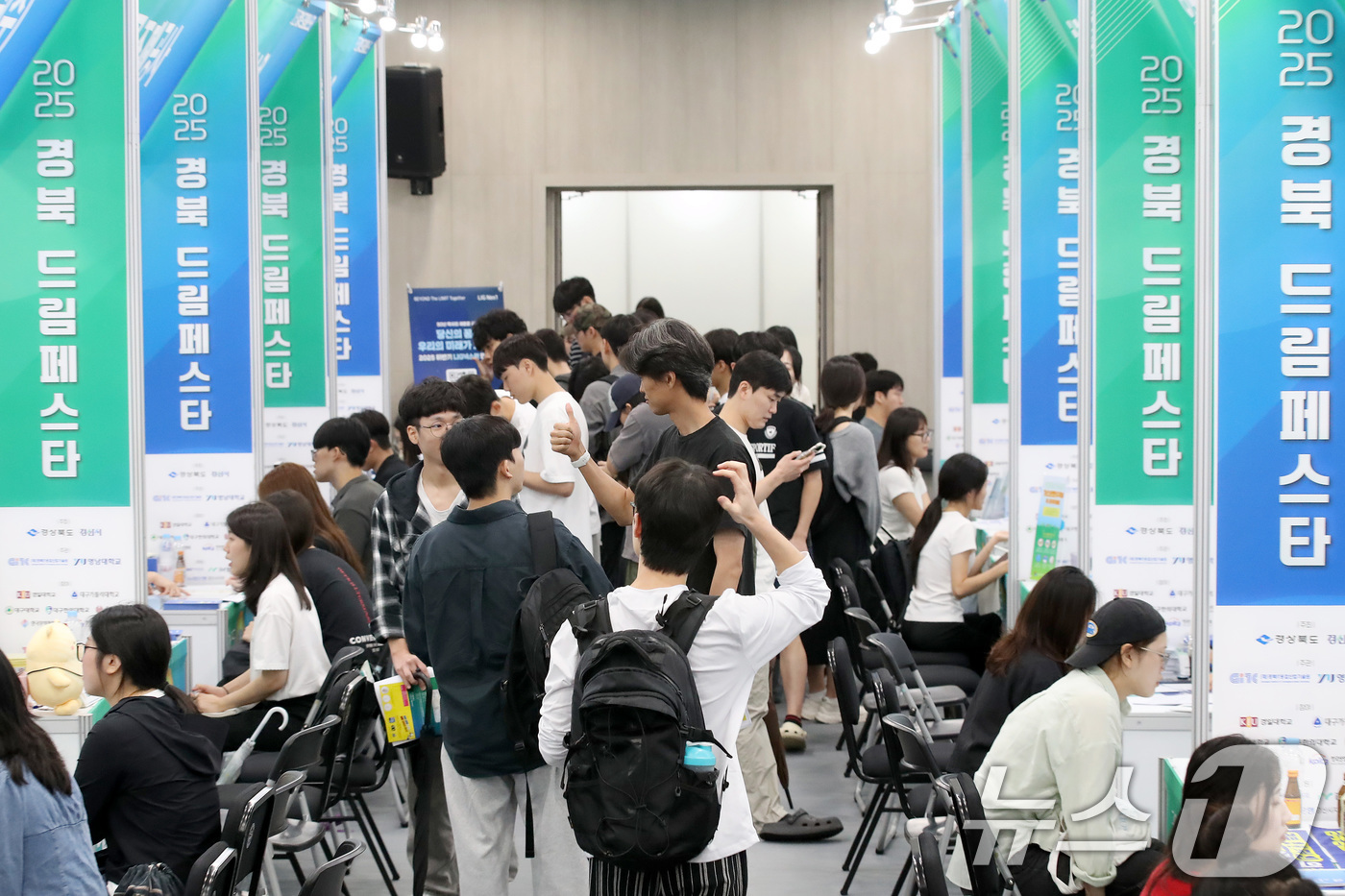 (경산=뉴스1) 공정식 기자 = 9일 오후 경북 경산시 영남대 천마아트센터에서 열린 '2025 경북 드림페스타'를 찾은 취업준비생들이 업체 관계자와 취업상담을 하고 있다.경북도와 …