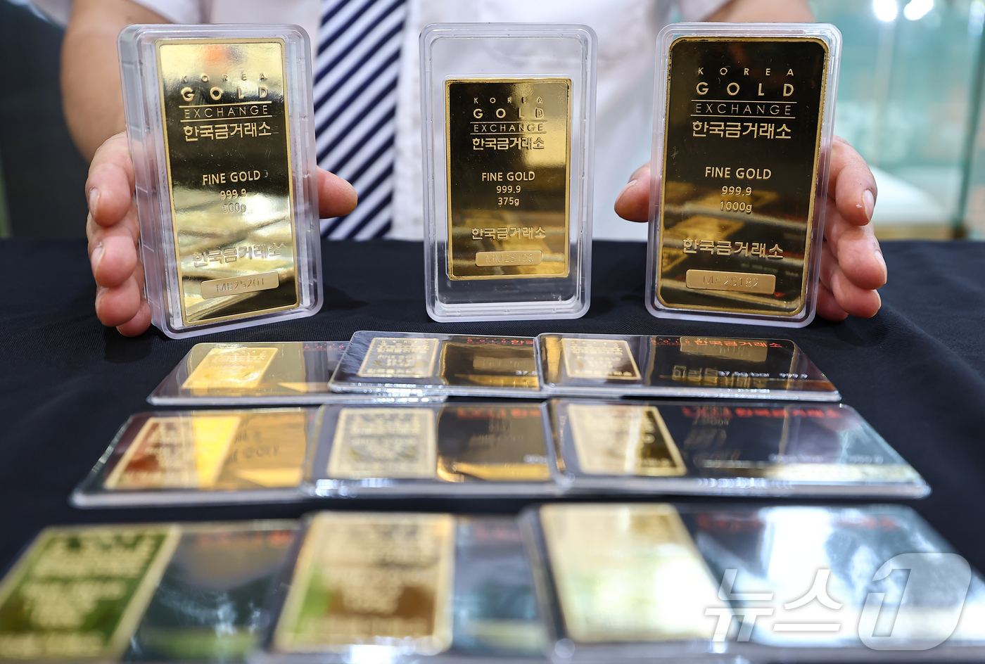 (서울=뉴스1) 김도우 기자 = 국제 금값이 온스당 3600달러를 넘어 사상 최고치를 경신했다. 안전자산 선호와 금리 인하 기대가 맞물려 상승세가 이어진 것으로 풀이된다.사진은 9 …