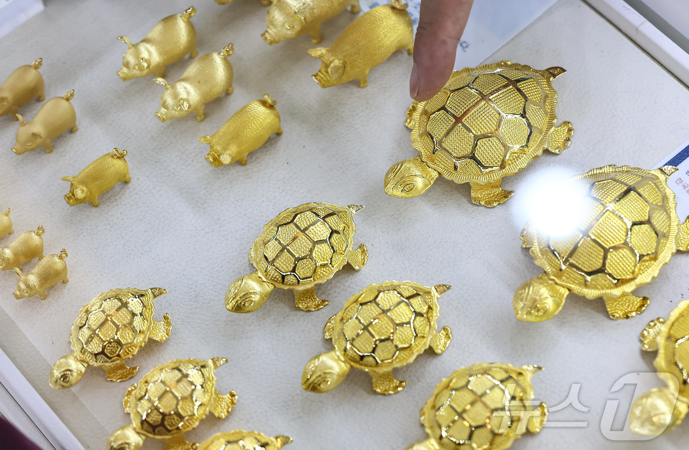 (서울=뉴스1) 김도우 기자 = 국제 금값이 온스당 3600달러를 넘어 사상 최고치를 경신했다. 안전자산 선호와 금리 인하 기대가 맞물려 상승세가 이어진 것으로 풀이된다.사진은 9 …